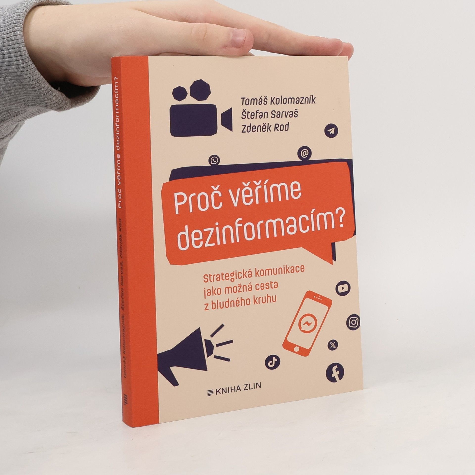 Tomáš Kolomazník Proč věříme dezinformacím? : strategická komunikace jako možná cesta z bludného kruhu