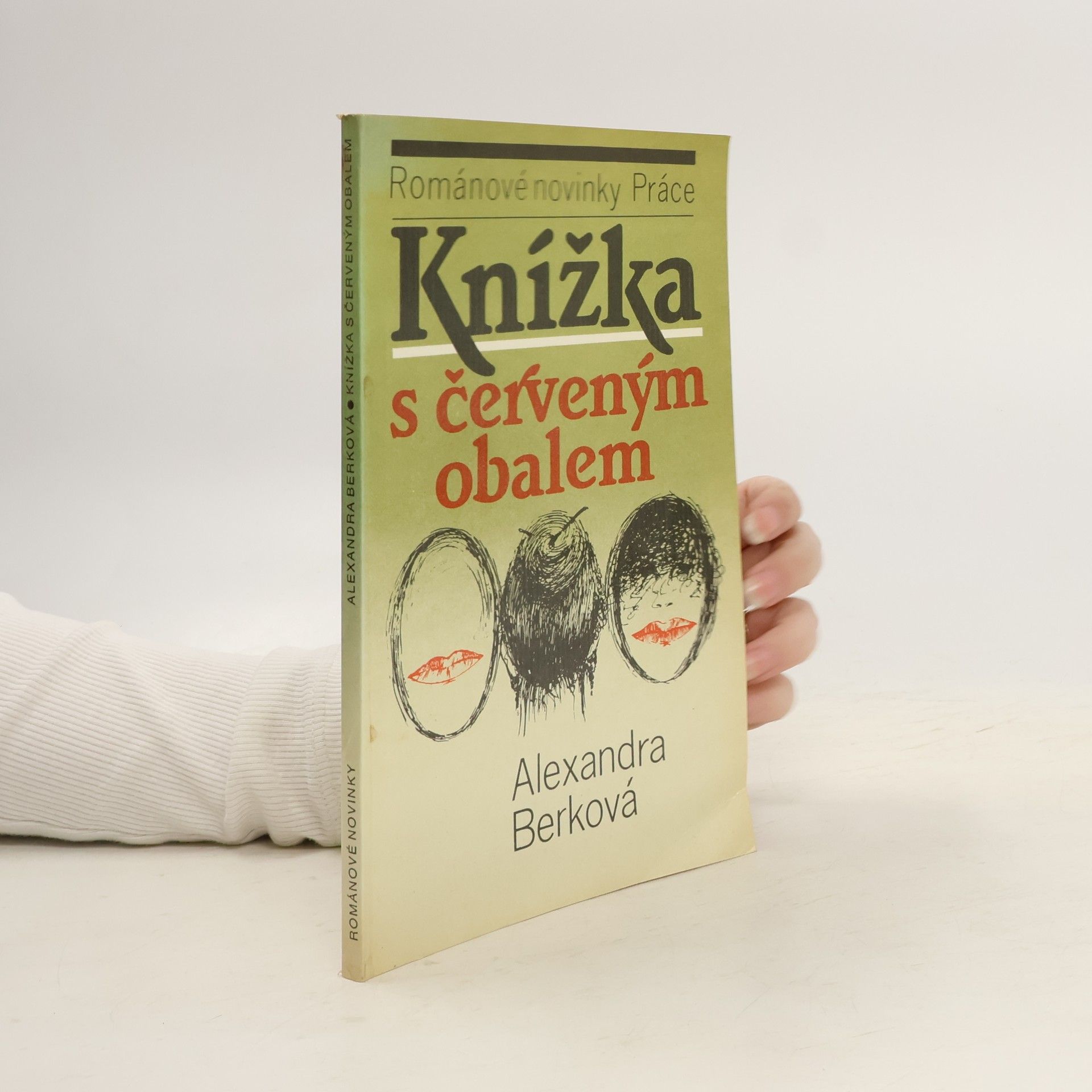 Knížka s červeným obalem