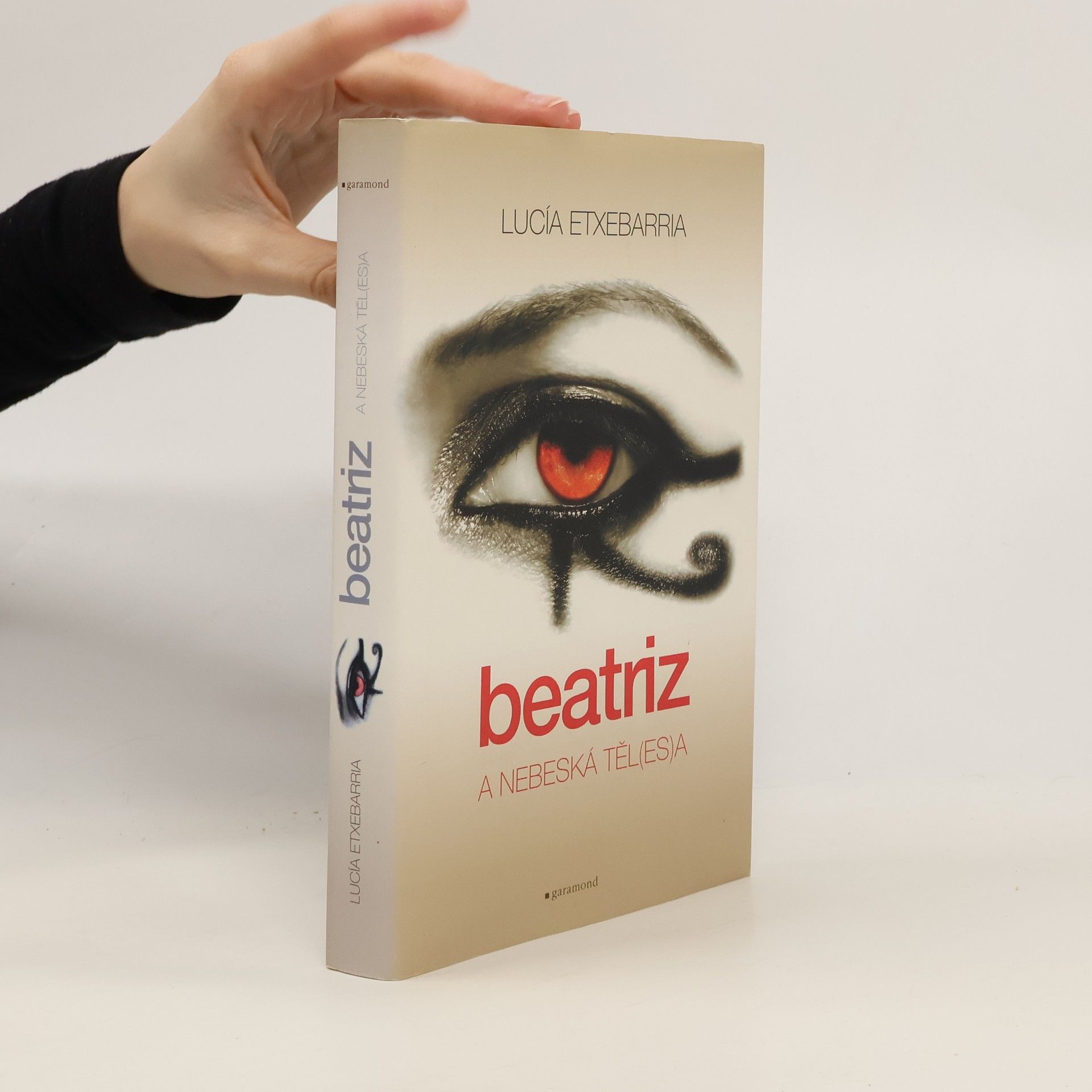 Lucía Etxebarria Beatriz a nebeská těl(es)a