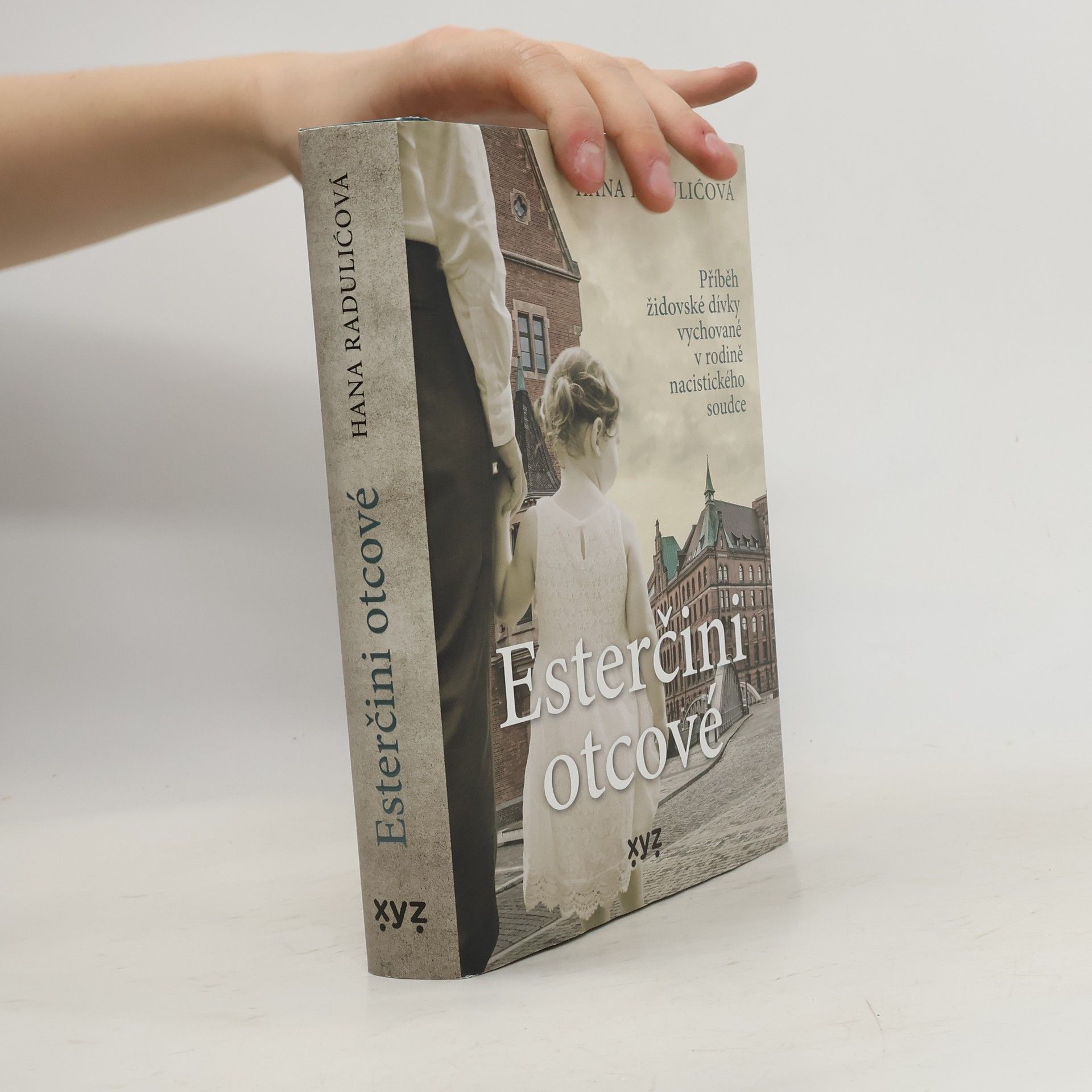 Hana Radulić Esterčini otcové : příběh židovské dívky vychované v rodině nacistického soudce