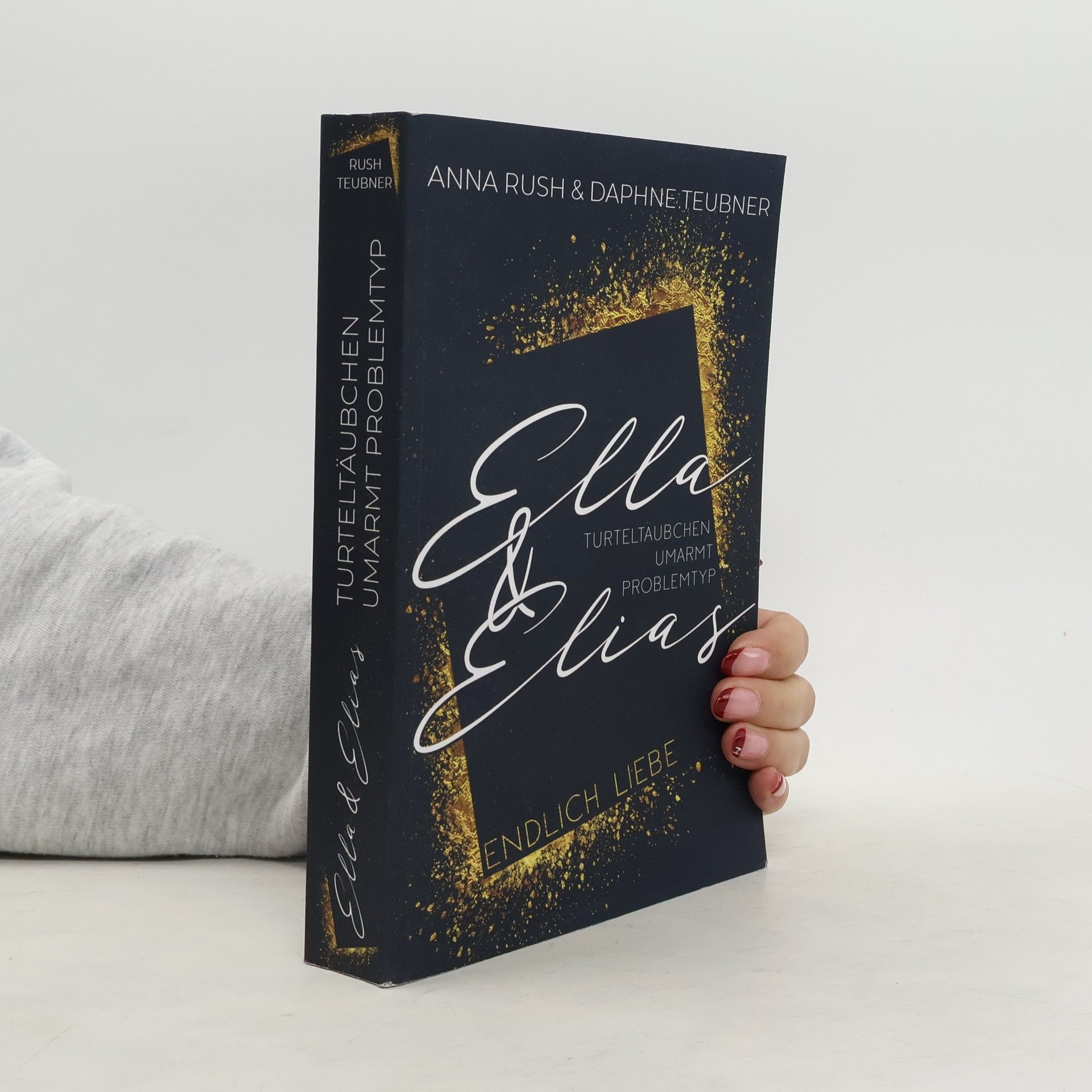 Anna Rush Ella & Elias - Endlich Liebe - Turteltäubchen umarmt Problemtyp