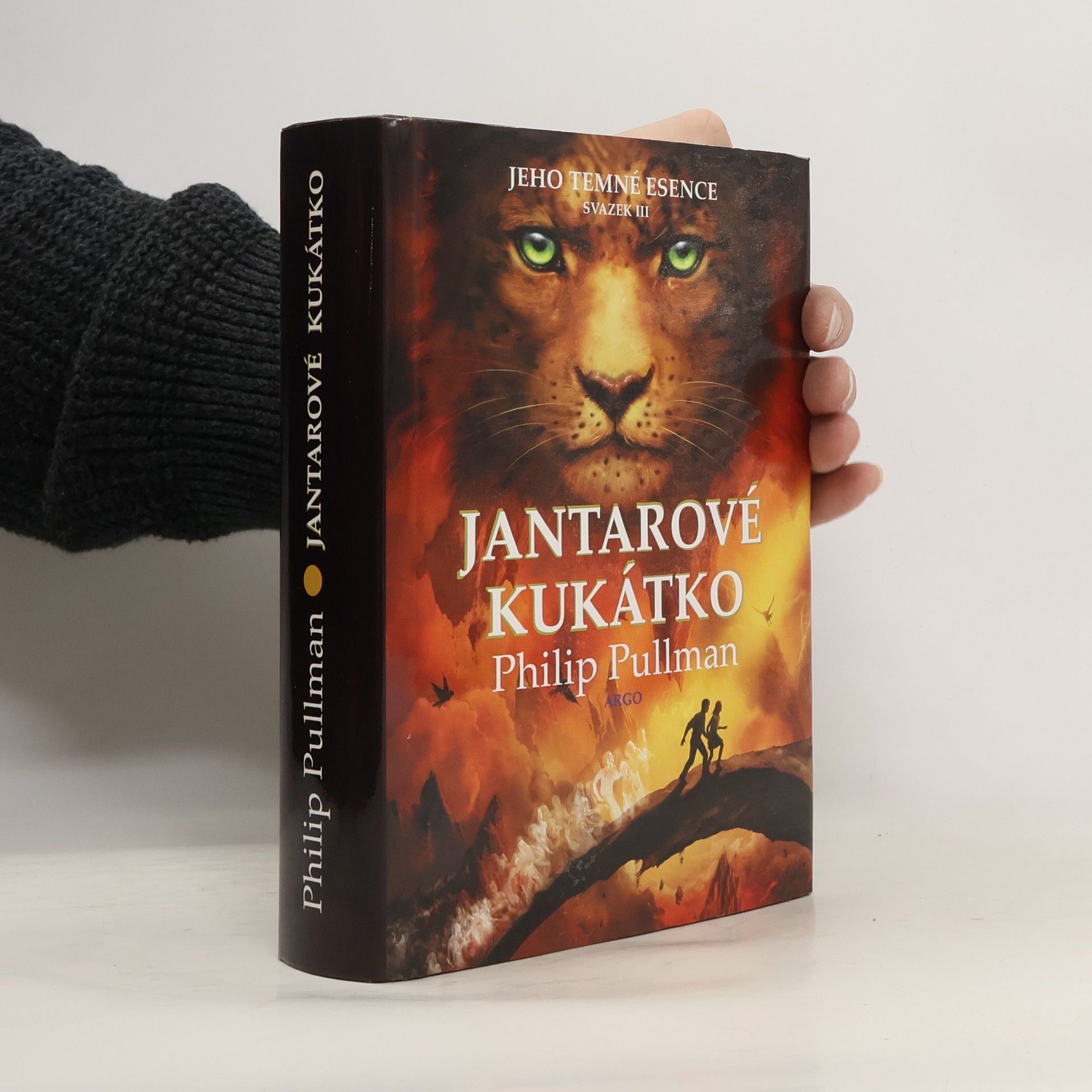 Philip Pullman Jeho temné esence. Svazek III, Jantarové kukátko