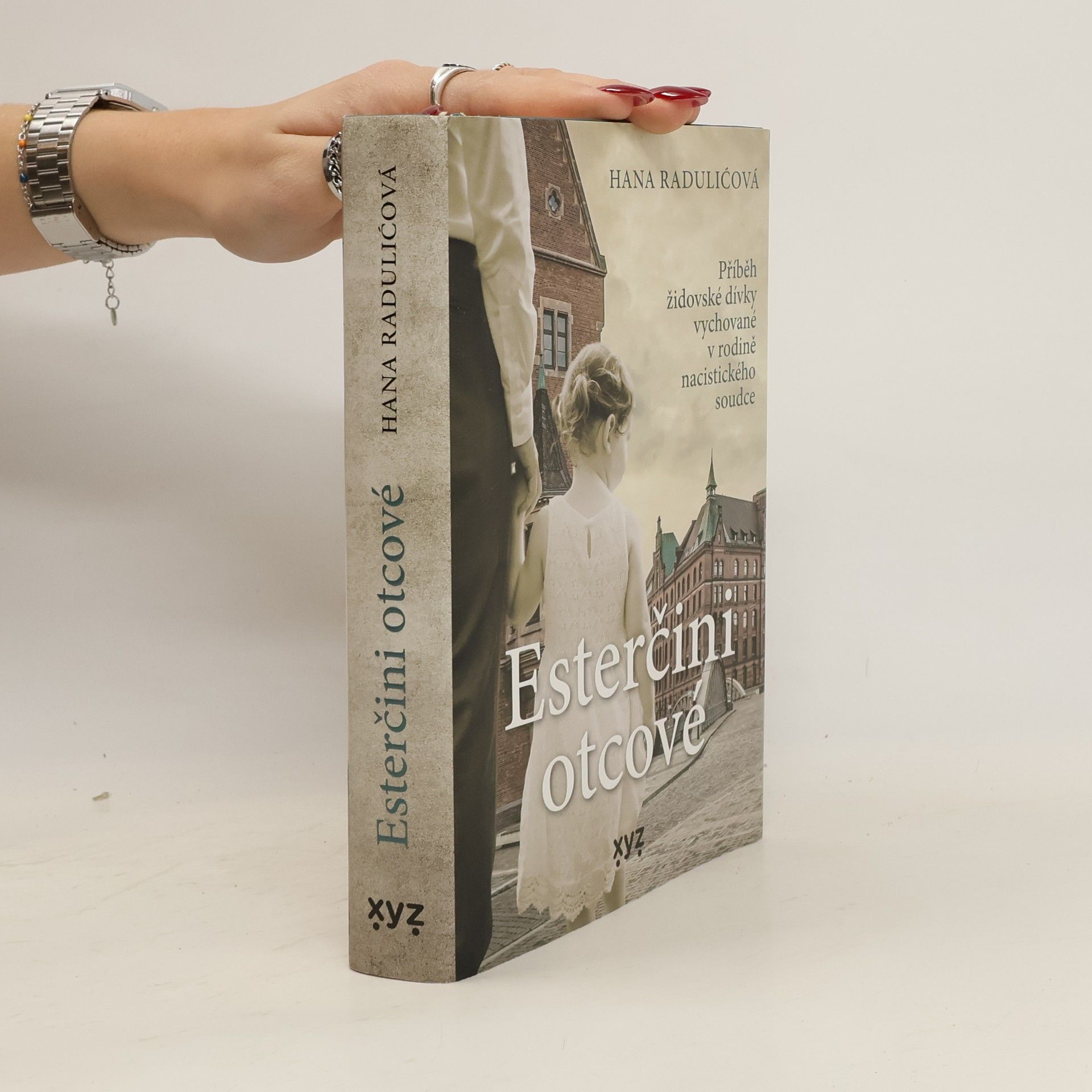 Hana Radulić Esterčini otcové : příběh židovské dívky vychované v rodině nacistického soudce