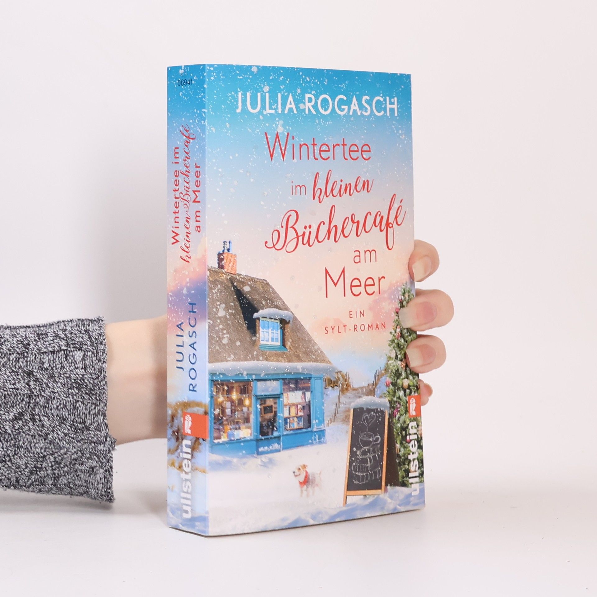 Julia Rogasch Wintertee im kleinen Büchercafé am Meer