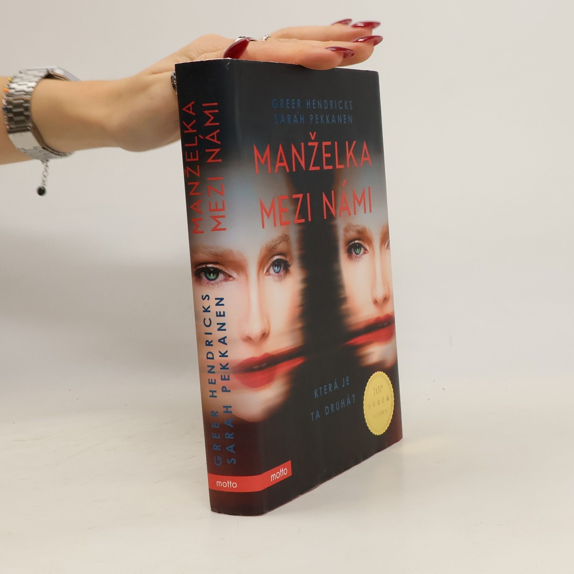 Greer Hendricks Manželka mezi námi