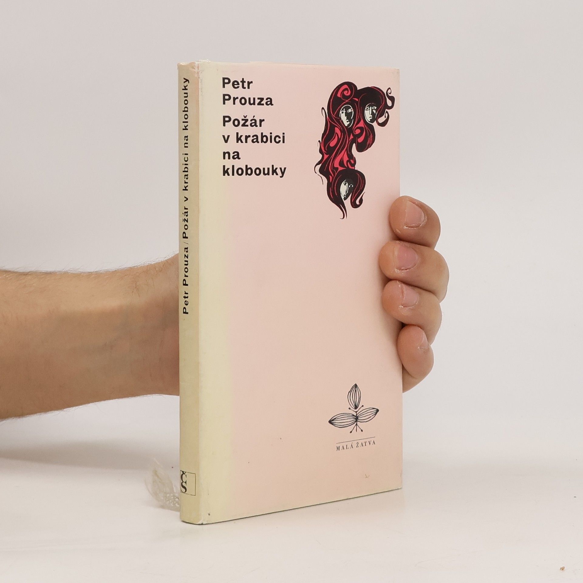 Požár v krabici na klobouky