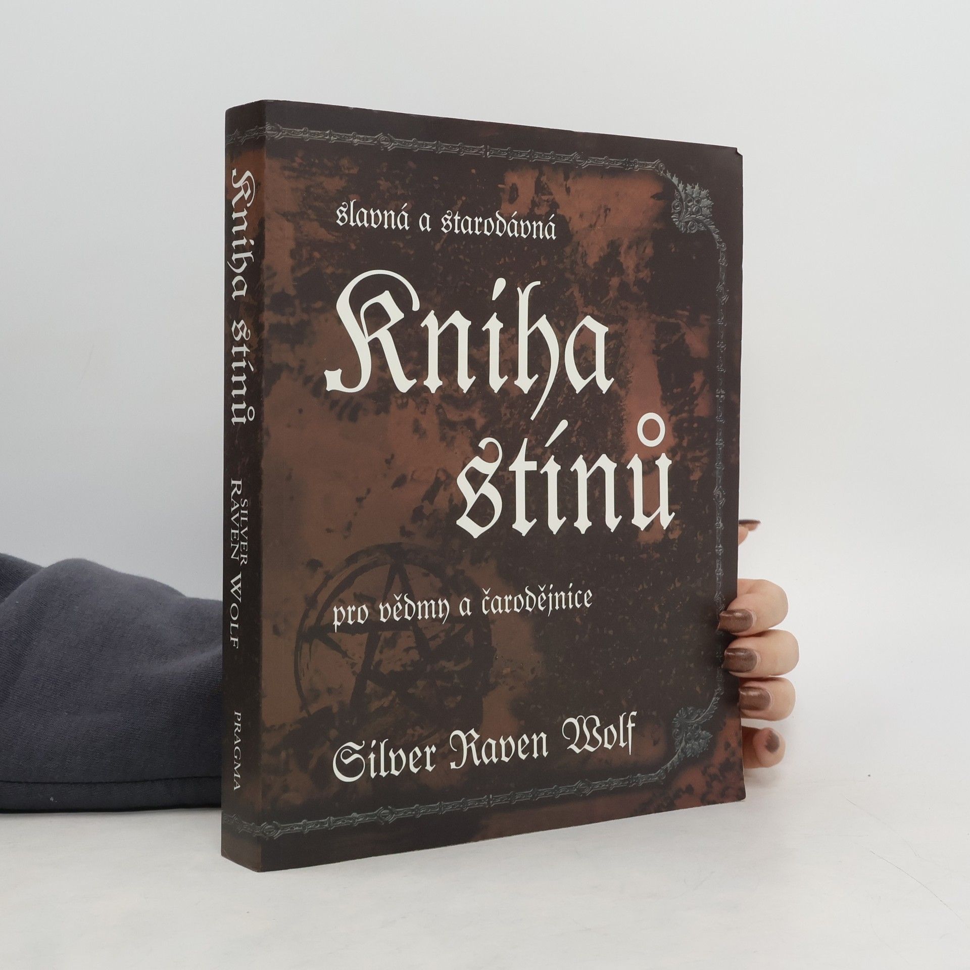 Silver RavenWolf Slavná a starodávná kniha stínů pro vědmy a čarodějnice