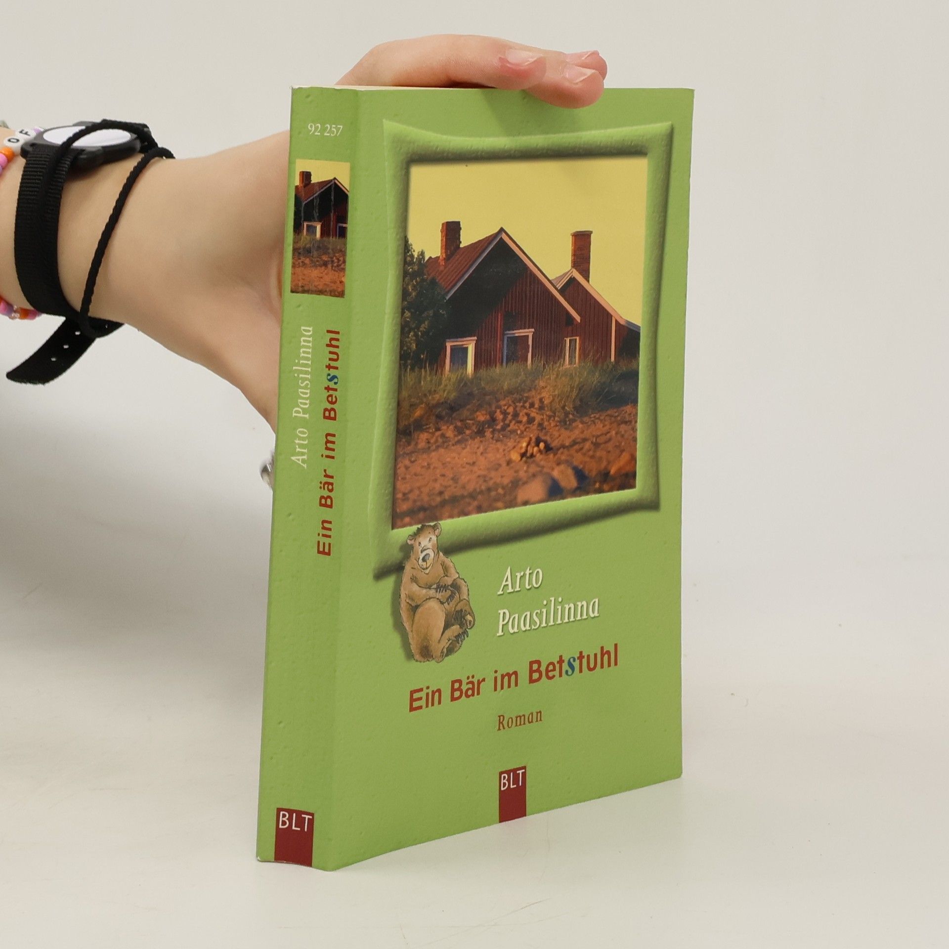 Ein Bär im Betstuhl