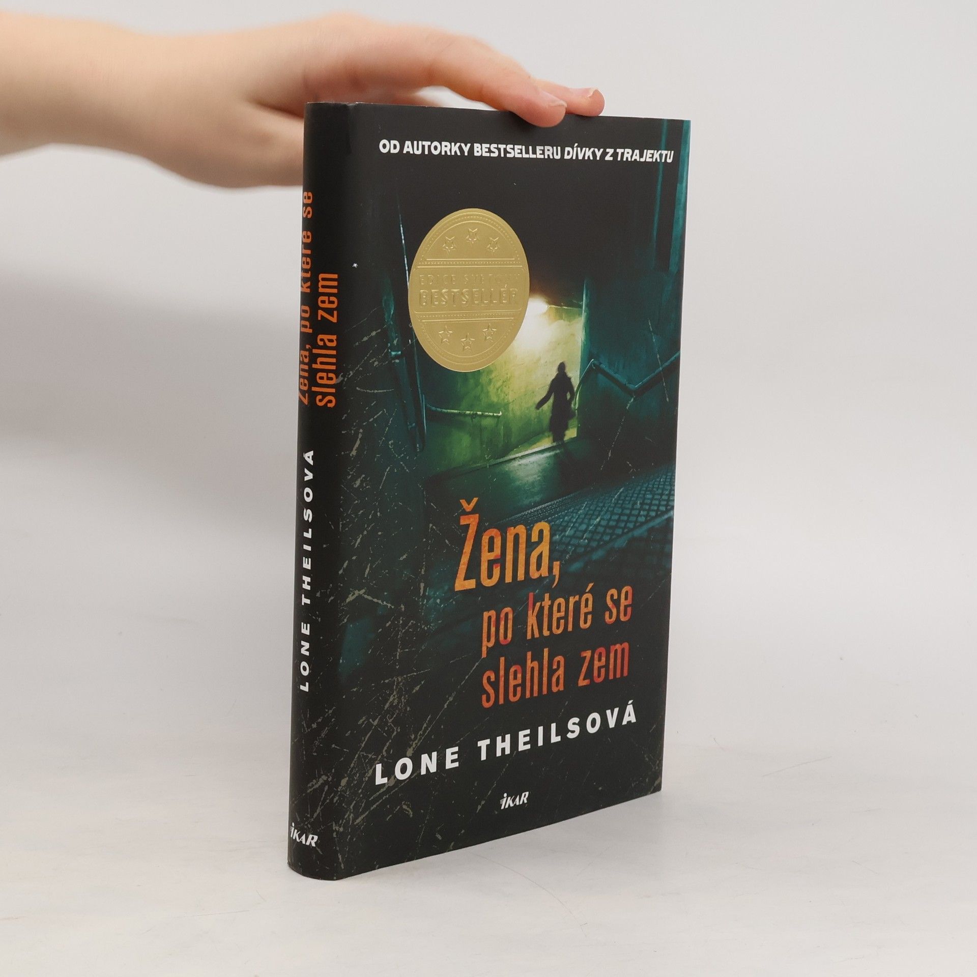 Lone Theils Žena, po které se slehla zem