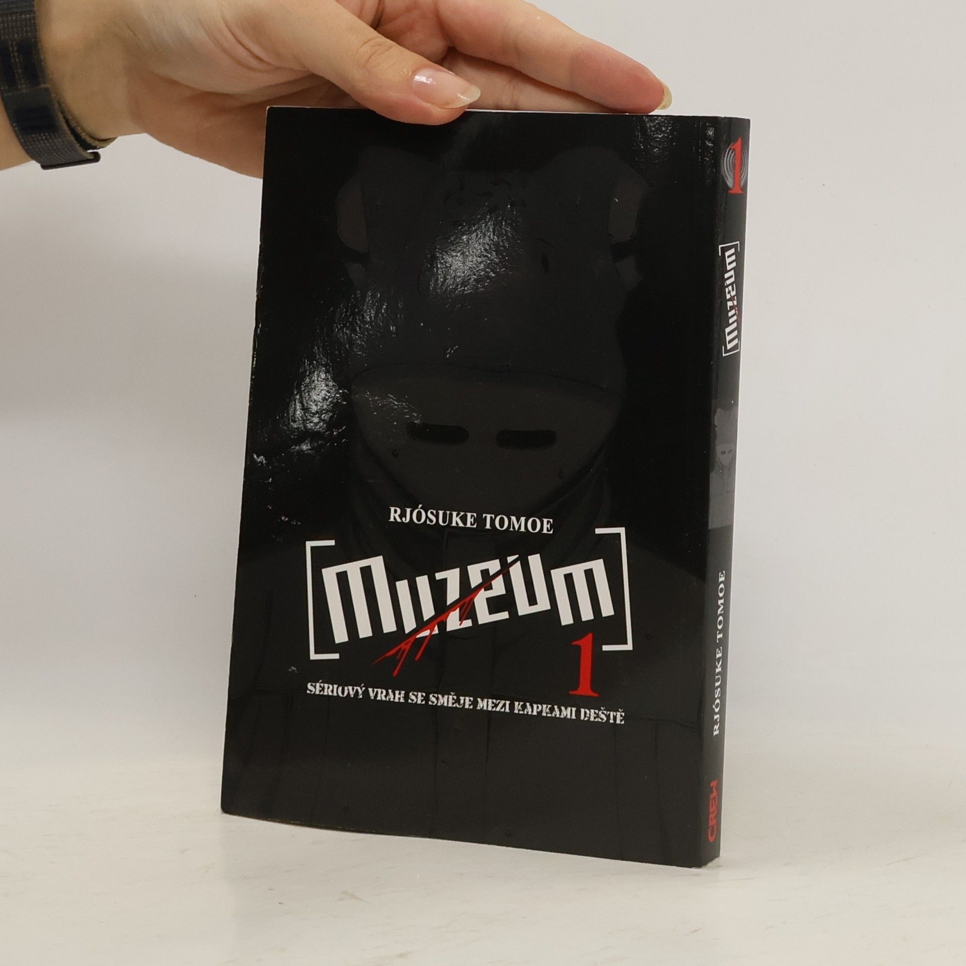 Jan Hromek Muzeum. Sériový vrah se směje mezi kapkami deště