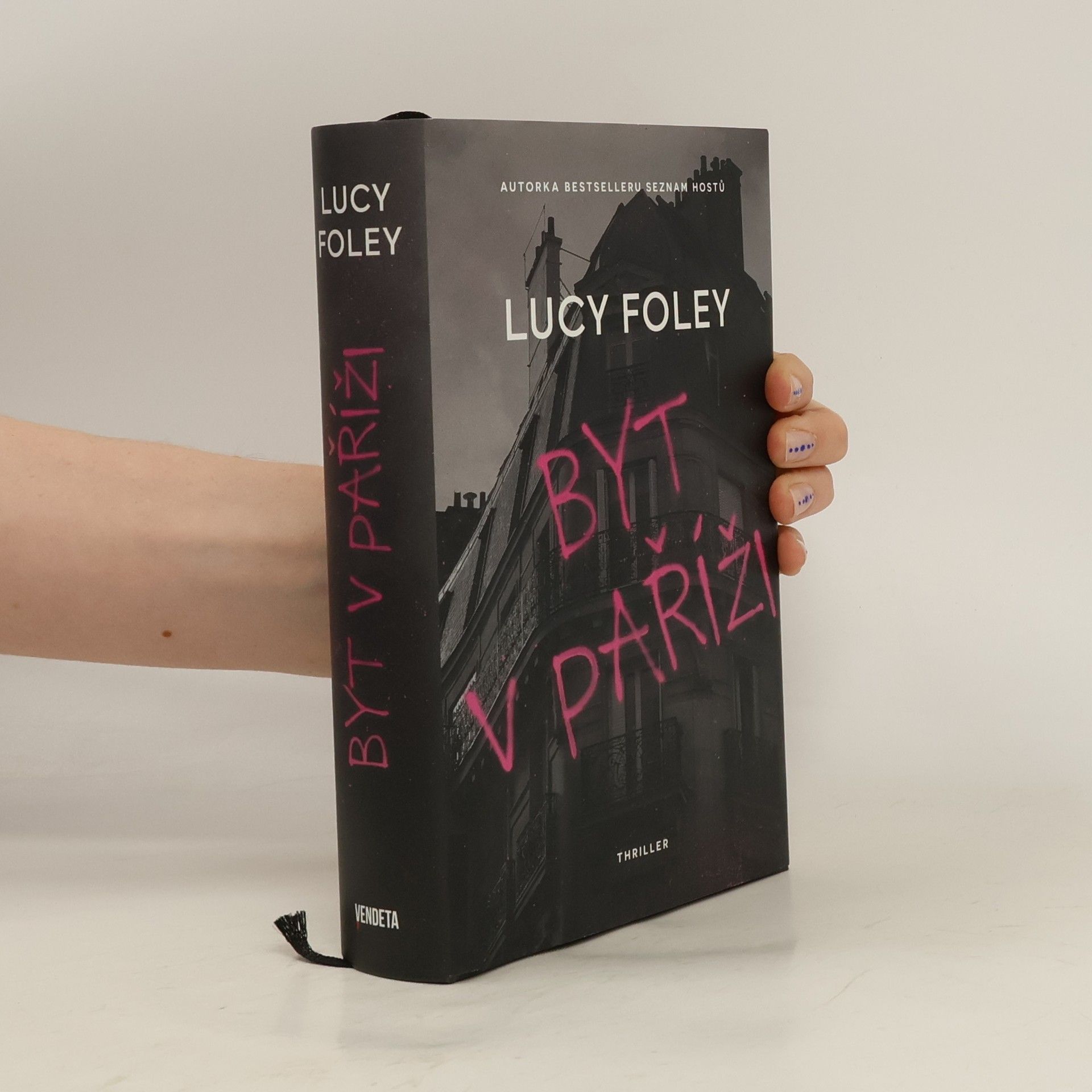 Lucy Foley Byt v Paříži