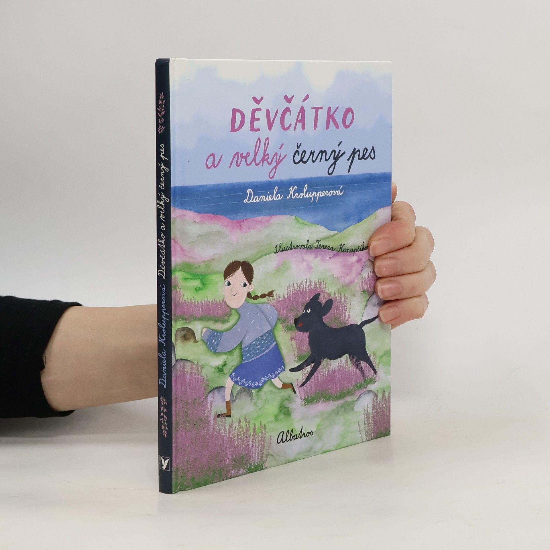 Děvčátko a velký černý pes