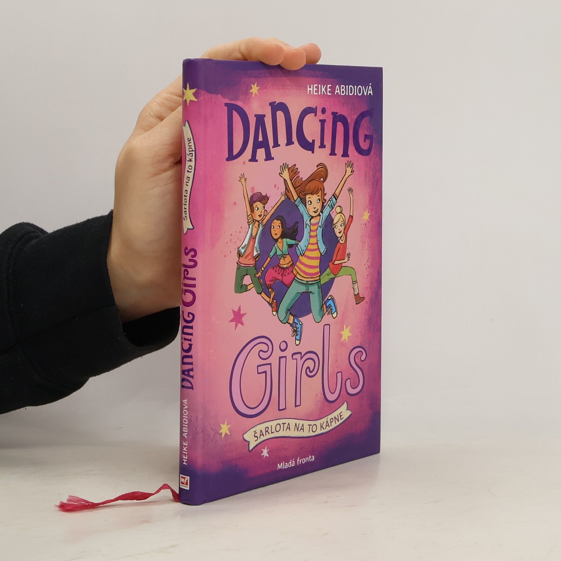 Dancing Girls. Šarlota na to kápne.