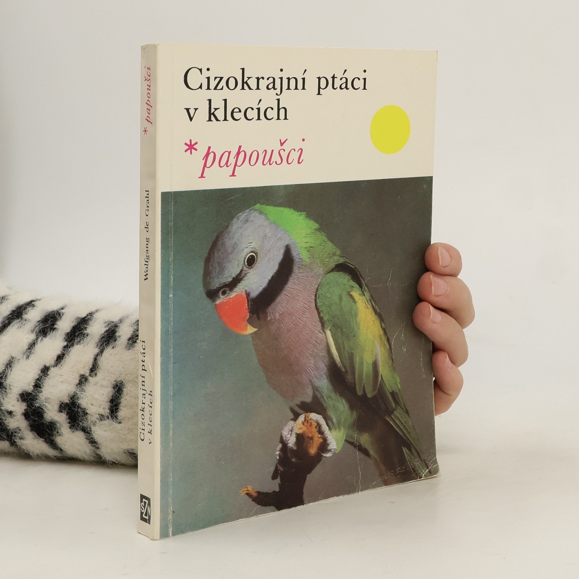 Cizokrajní ptáci v klecích. Papoušci