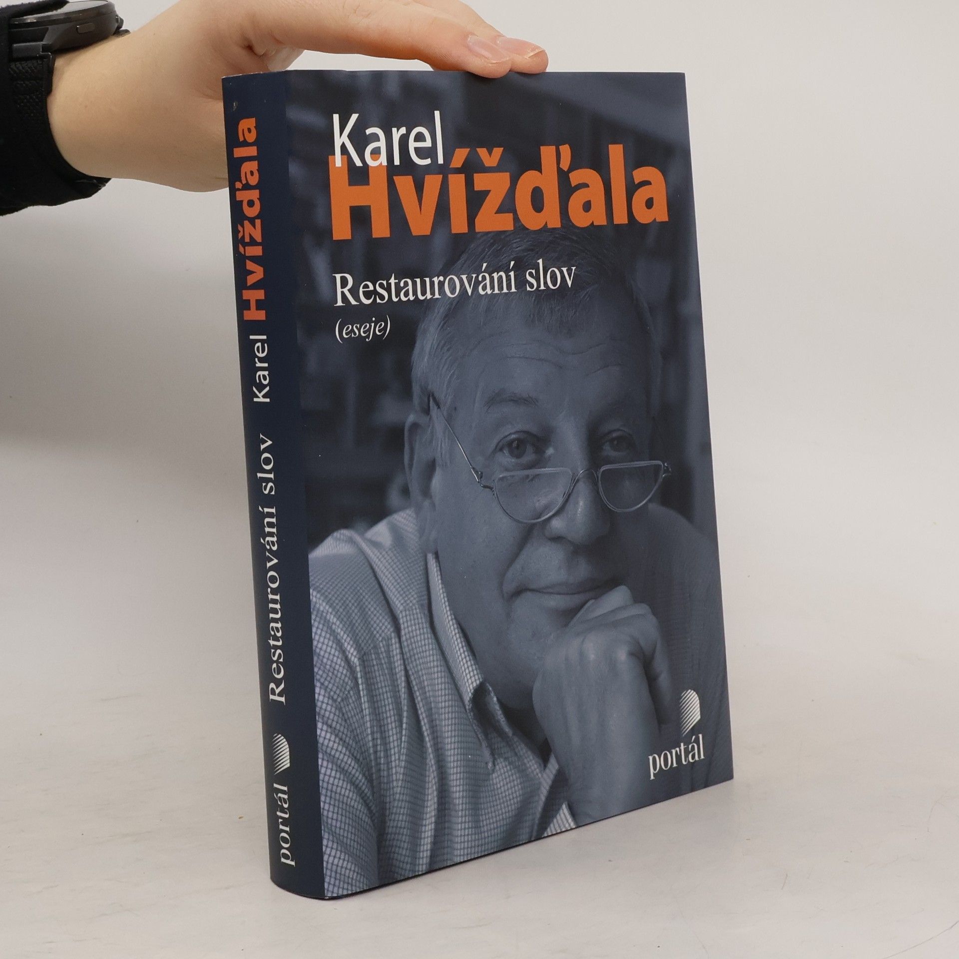 Karel Hvížďala Restaurování slov. Eseje a texty o médiích 2005-2008