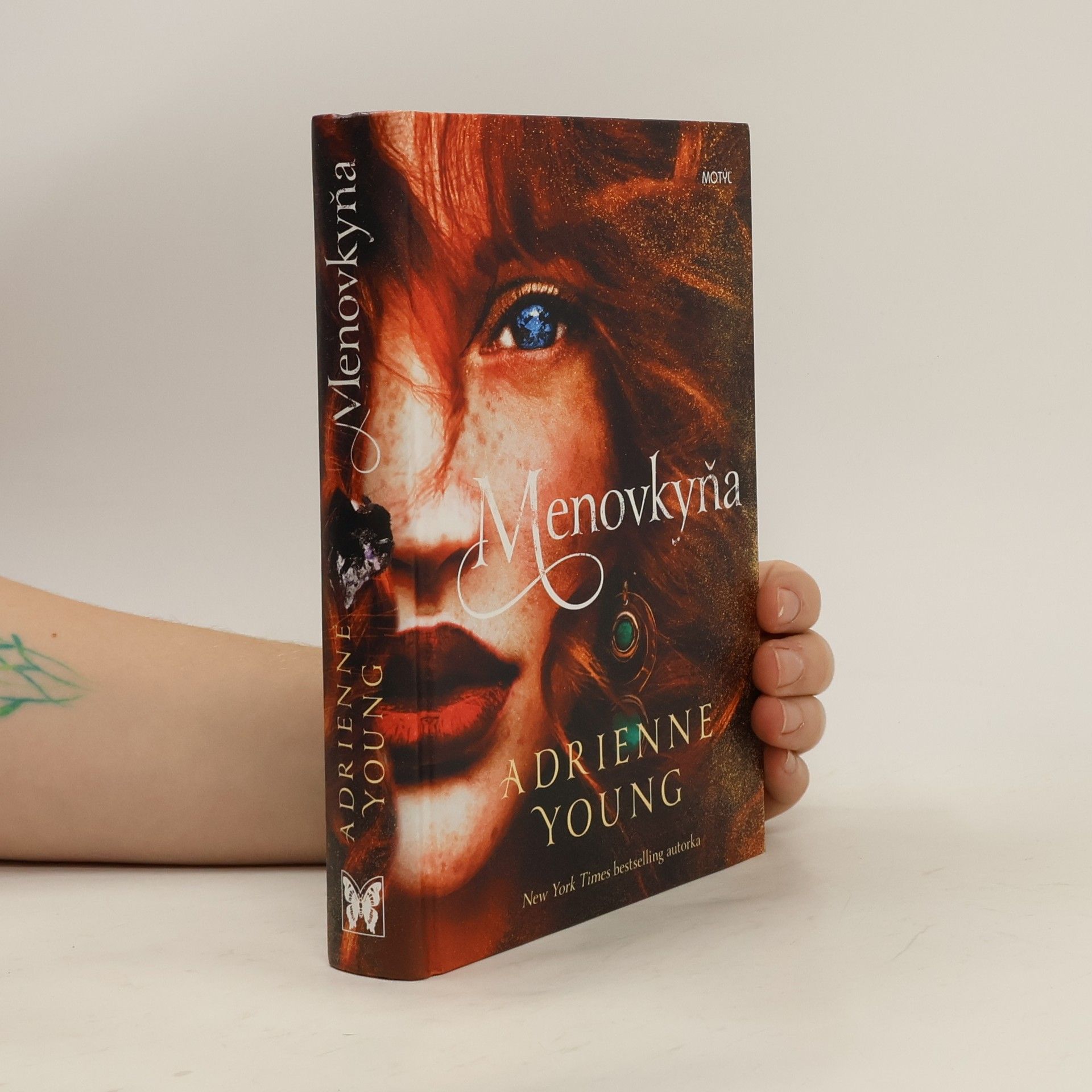 Adrienne Young Menovkyňa