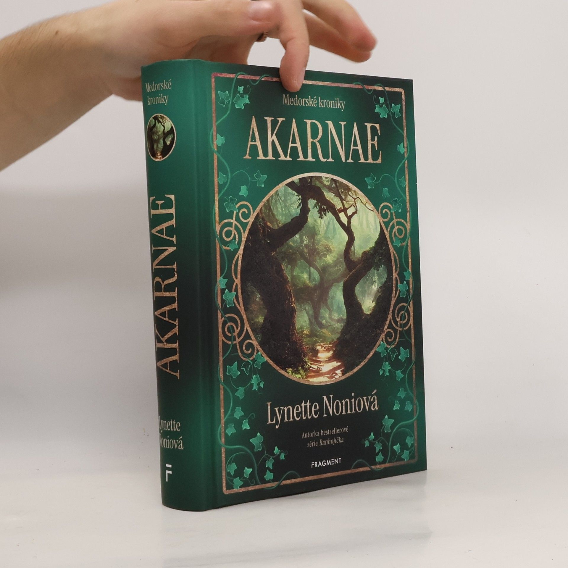 Lynette Noni Akarnae