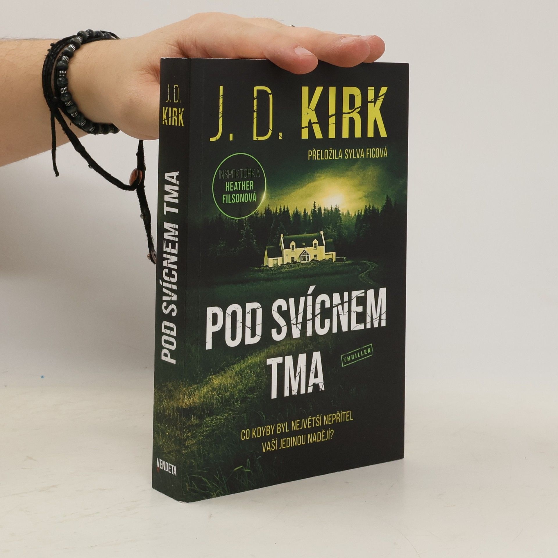 Pod svícnem tma