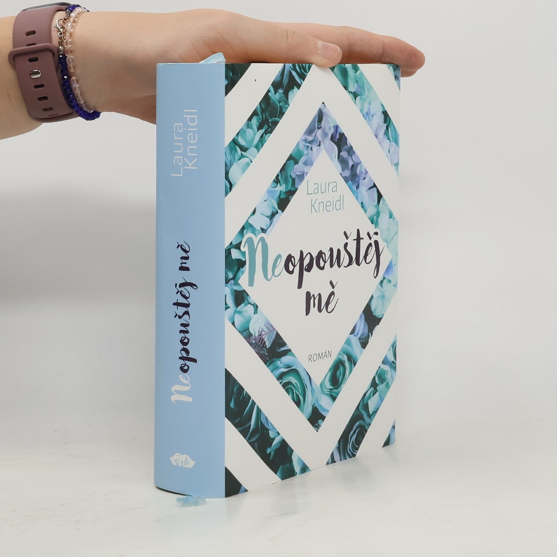 Laura Kneidl Neopouštěj mě