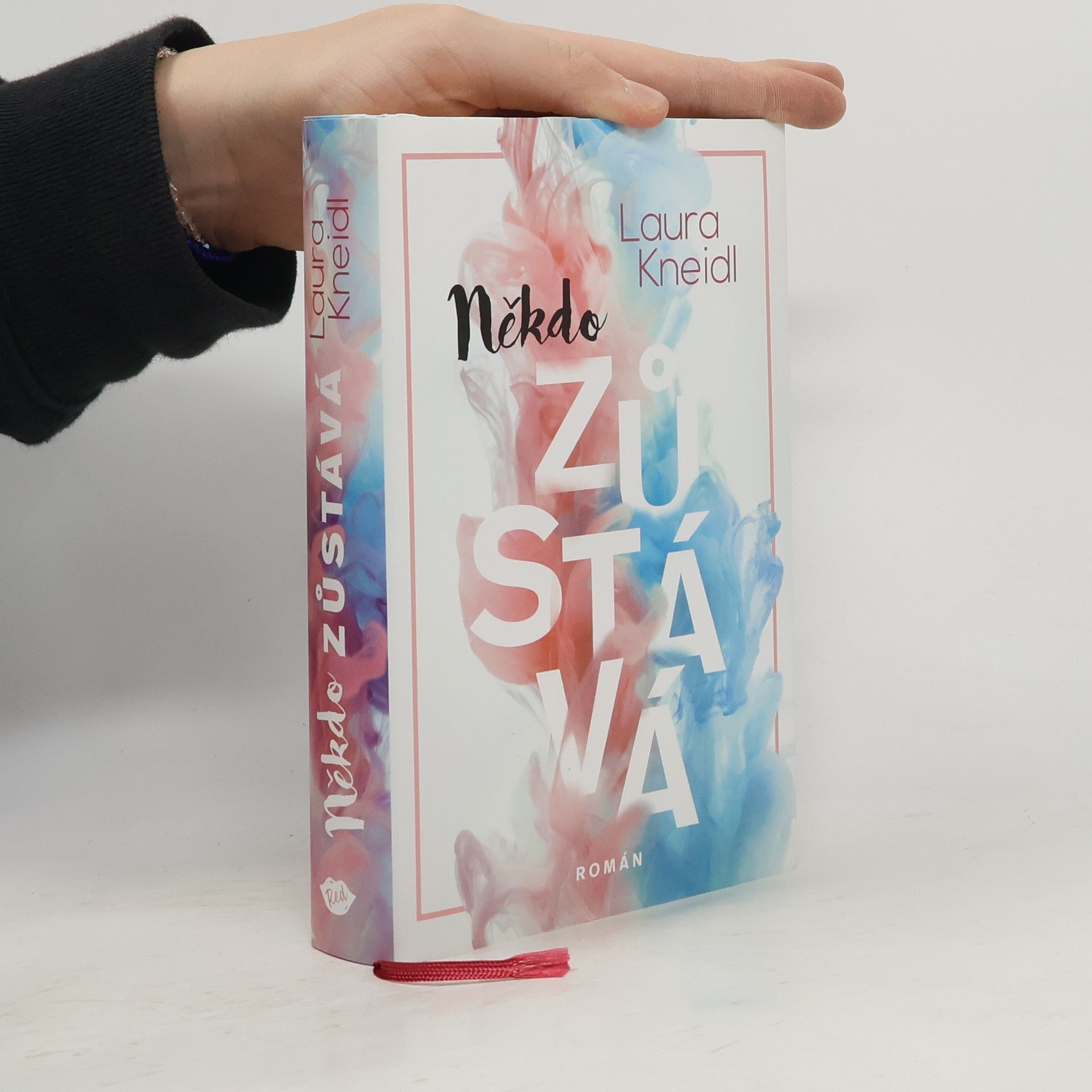 Laura Kneidl Někdo zůstává