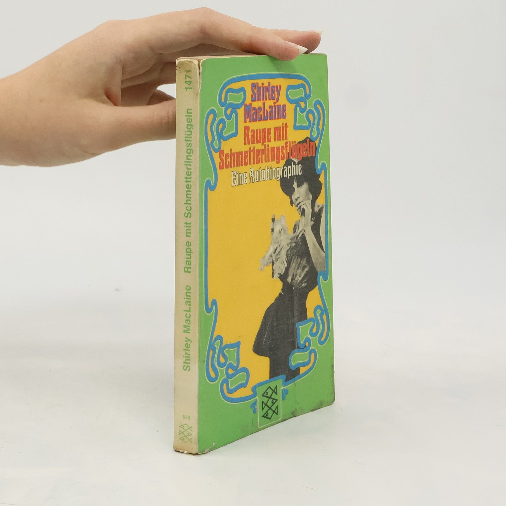 Shirley MacLaine Raupe mit Schmetterlingsflügeln