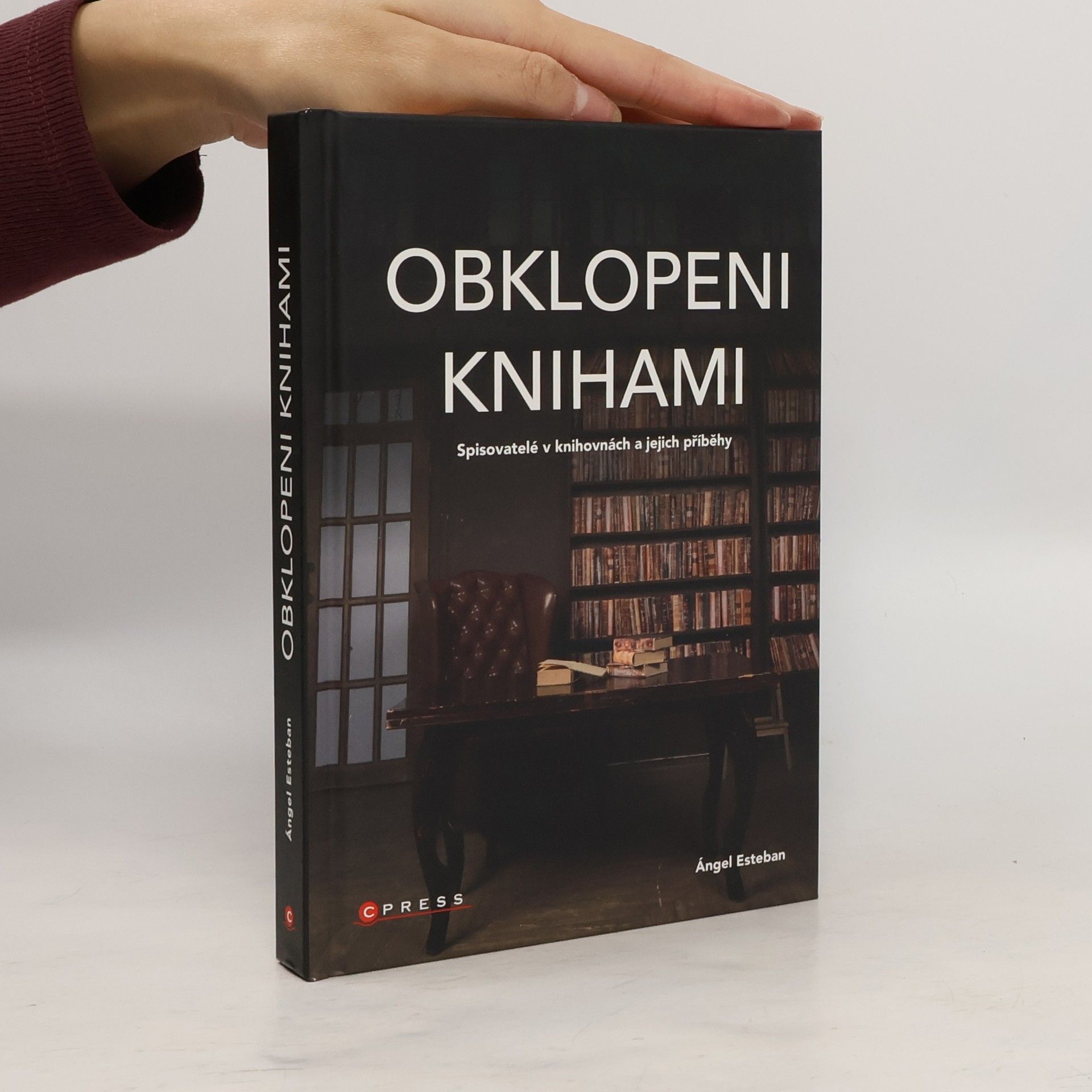 Ángel Esteban Obklopeni knihami