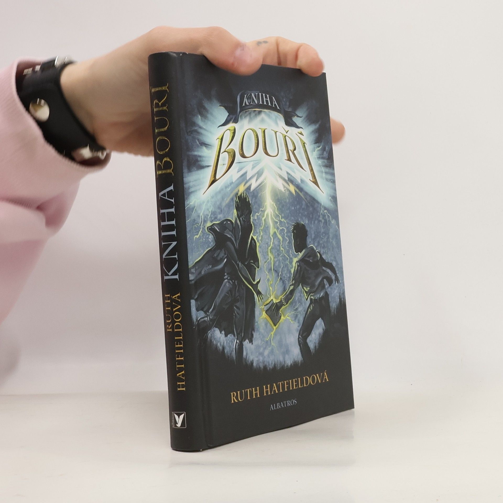 Kniha bouří