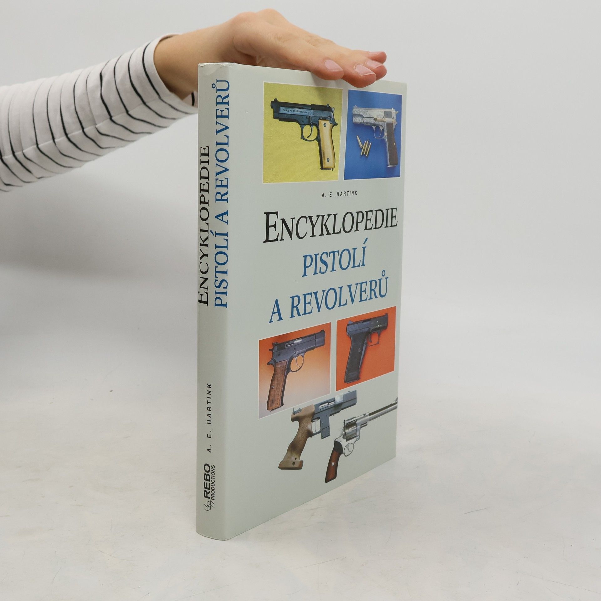 A. E. Hartink Encyklopedie pistolí a revolverů