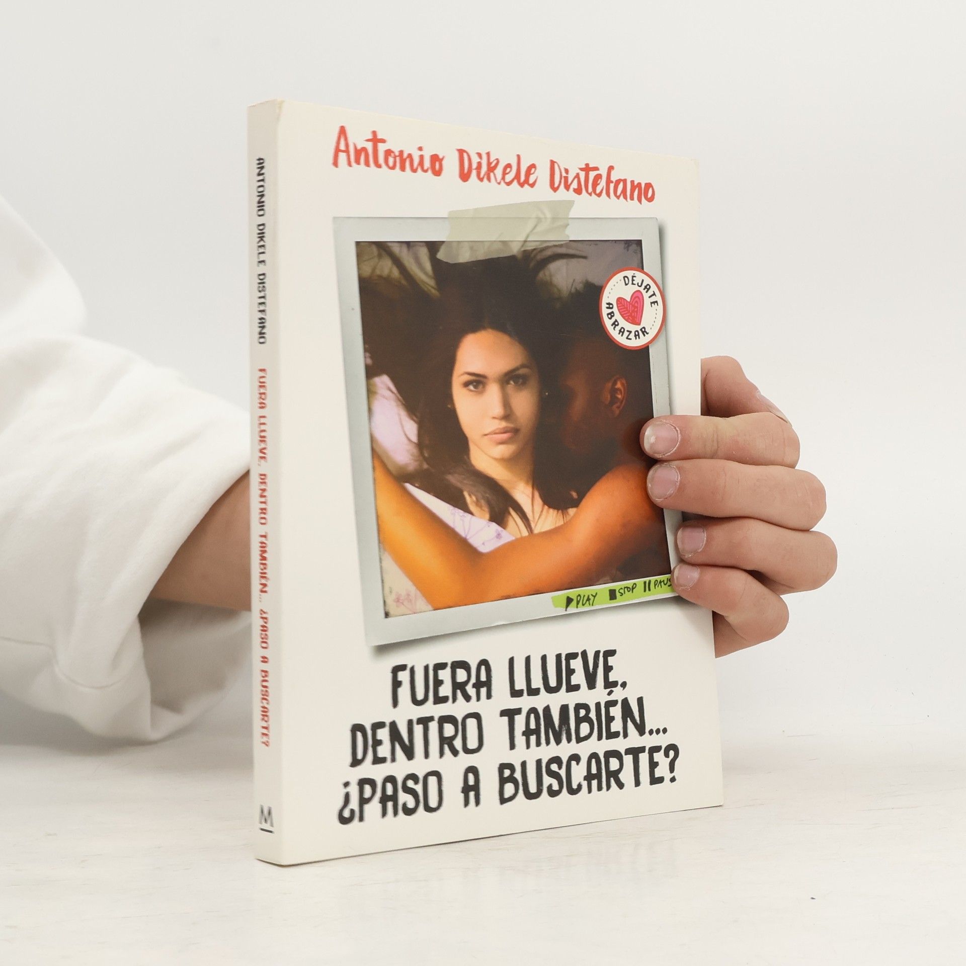 Antonio Dikele Distefano Fuera llueve, dentro también. ¿Paso a buscarte?