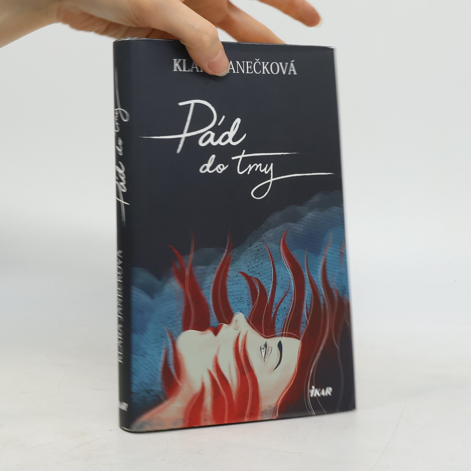 Klára Janečková Pád do tmy