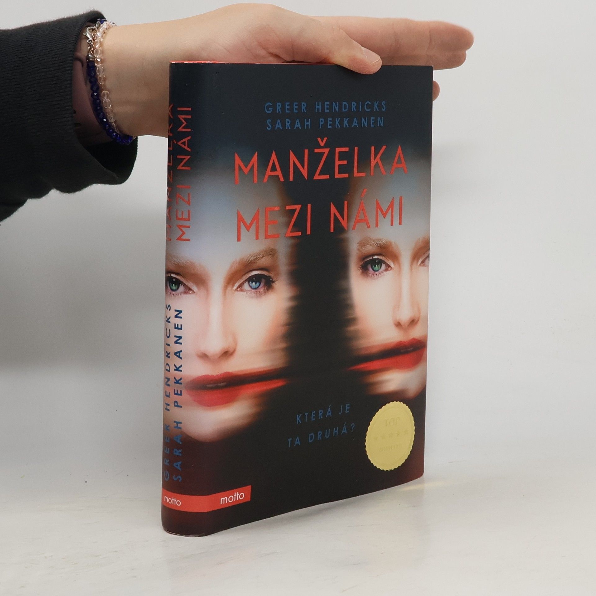 Greer Hendricks Manželka mezi námi