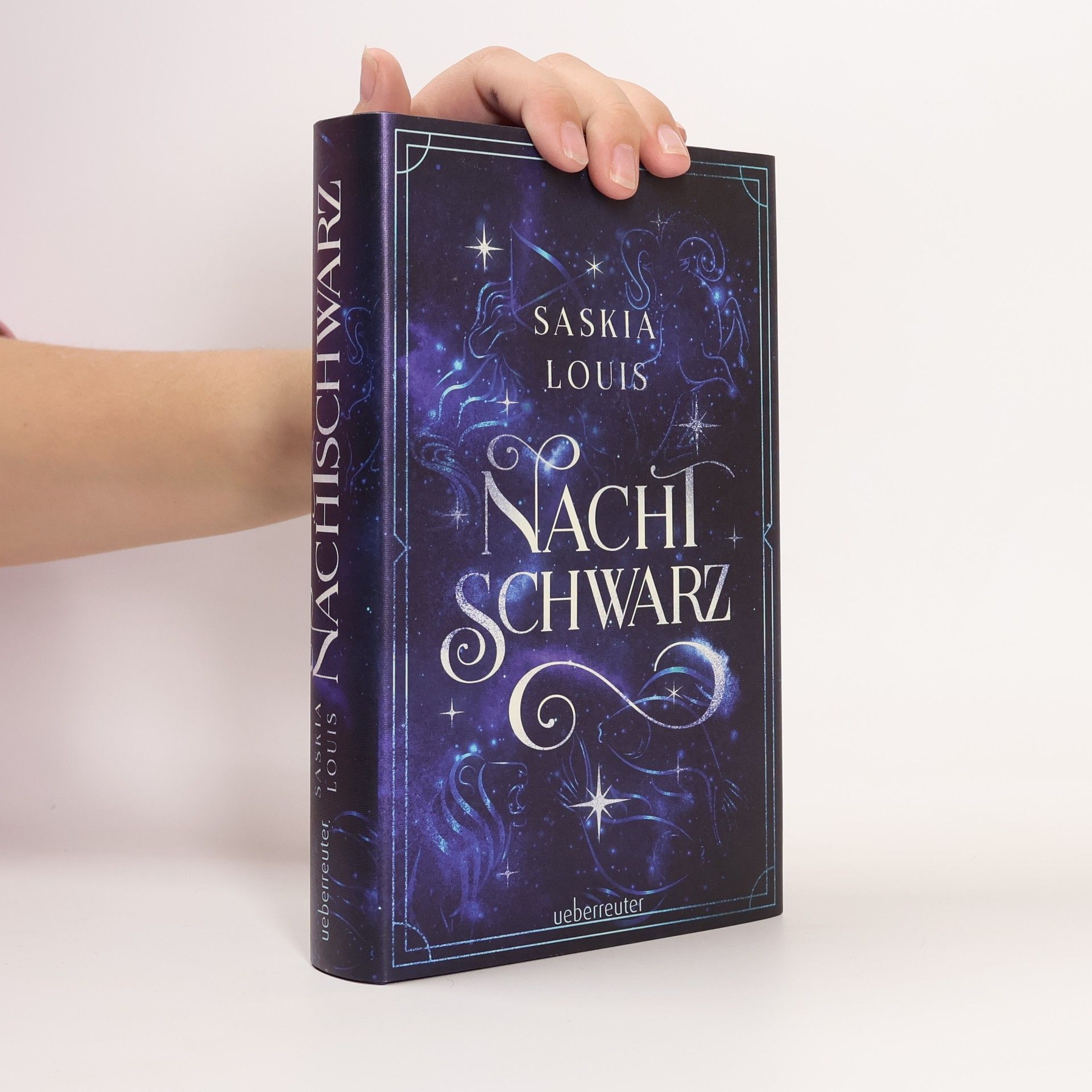 Saskia Louis Nachtschwarz (Nachtschwarz-Sternenhell, Bd. 1) Aufregende Urban-Fantasy-Dilogie über die Magie der Sterne und eine große Liebe – Buchumschlag mit Perlmuttglanzeffekt + Character Card in der 1. Auflage!