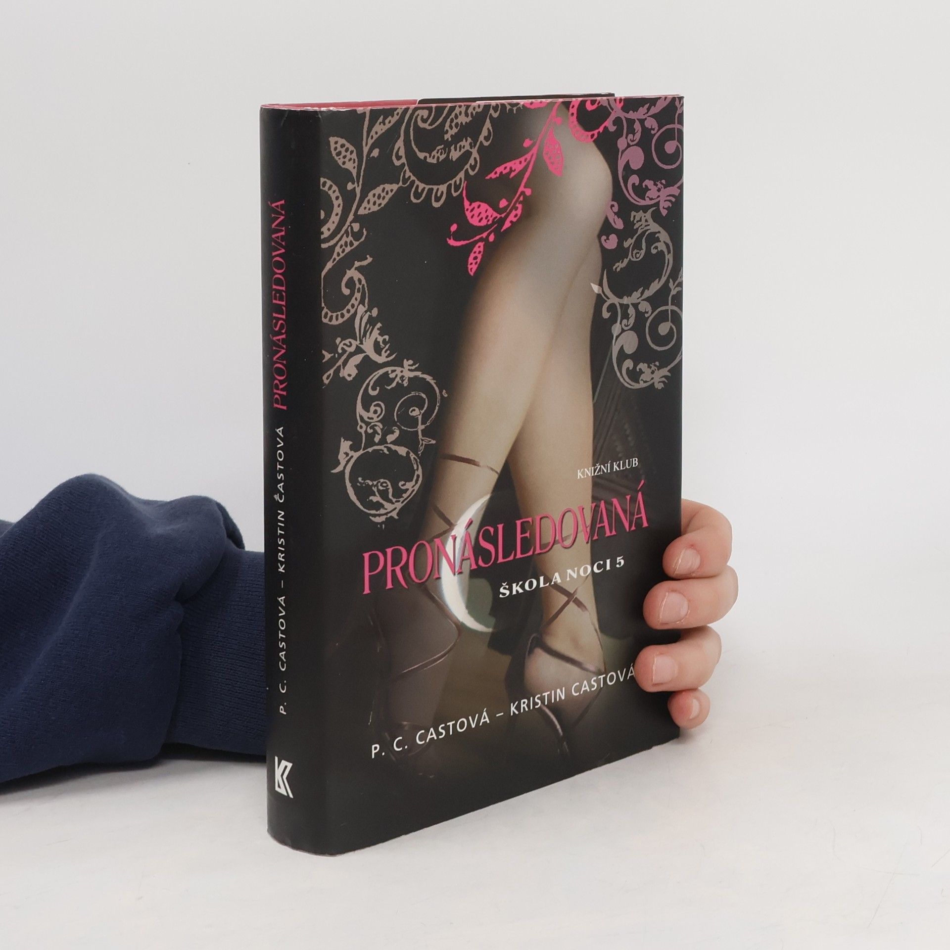 Phyllis Christine Cast Škola noci. 5, Pronásledovaná