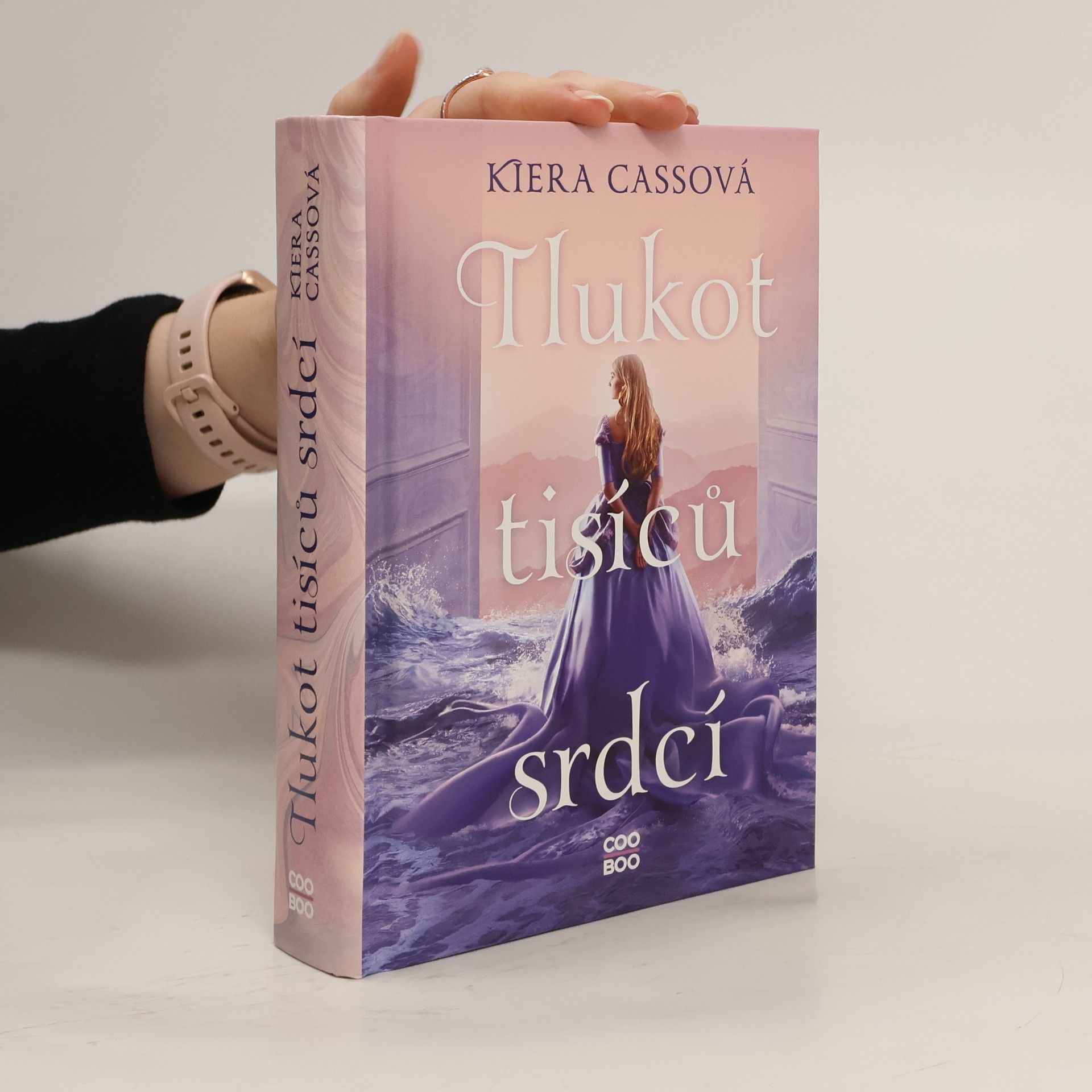 Kiera Cass Tlukot tisíců srdcí