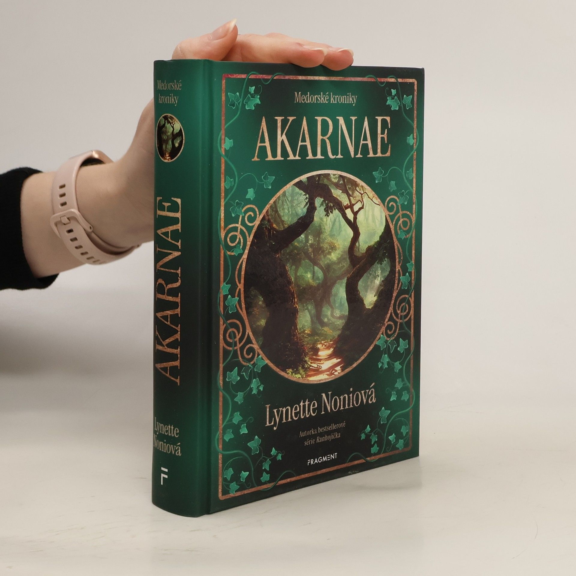 Lynette Noni Akarnae