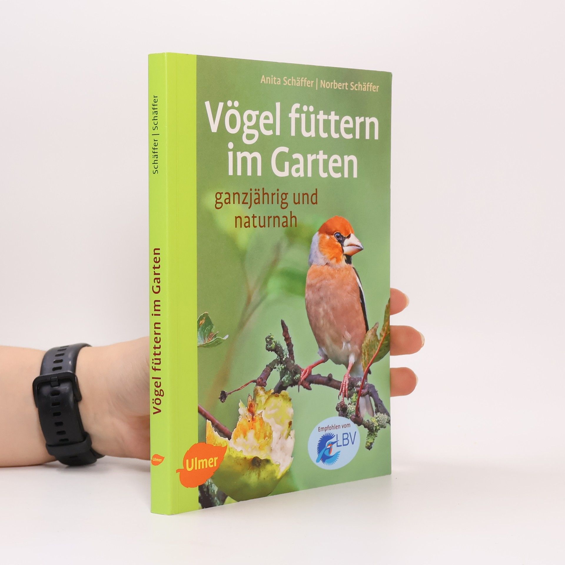 Anita Schäffer Vögel füttern im Garten
