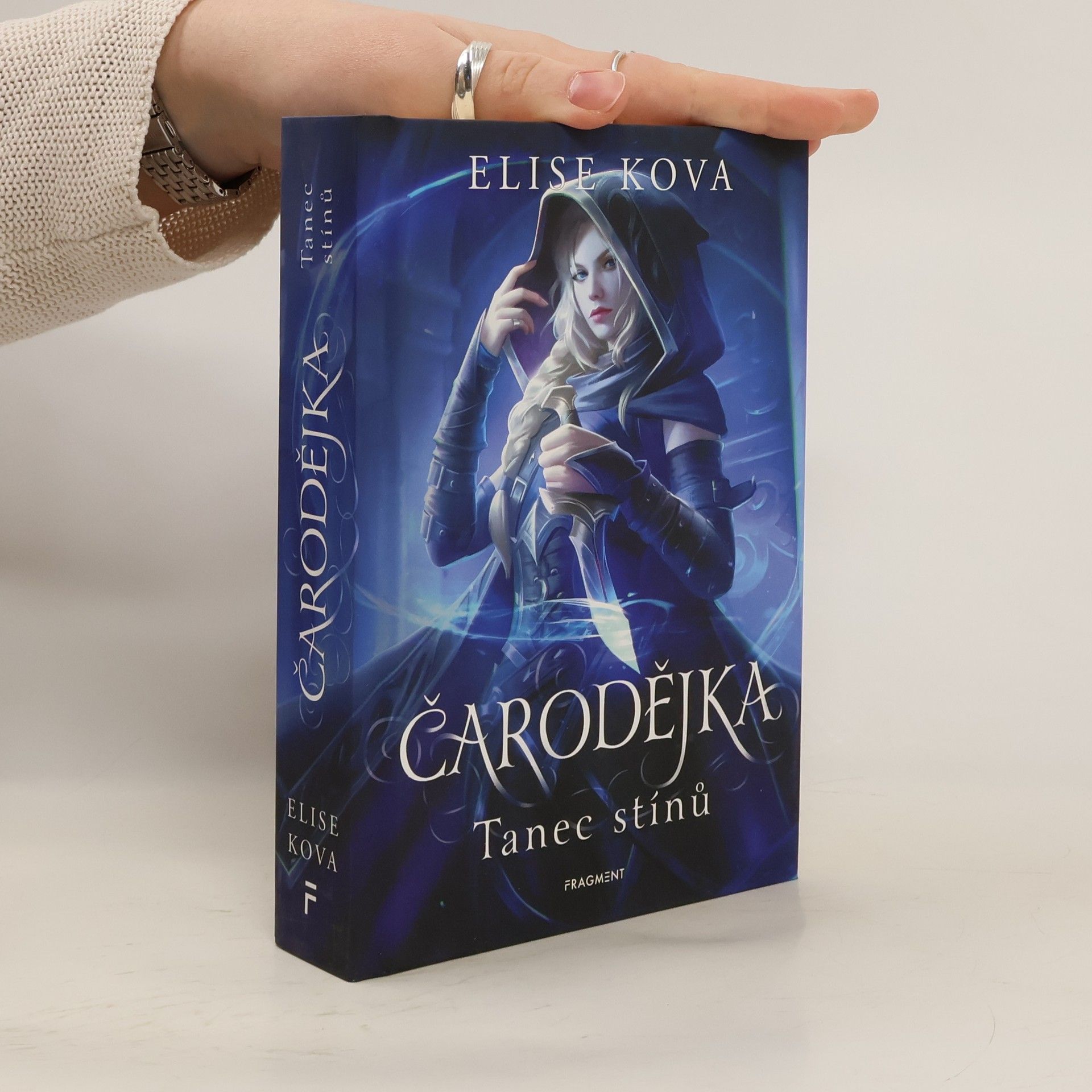 Elise Kova Čarodějka. Tanec stínů