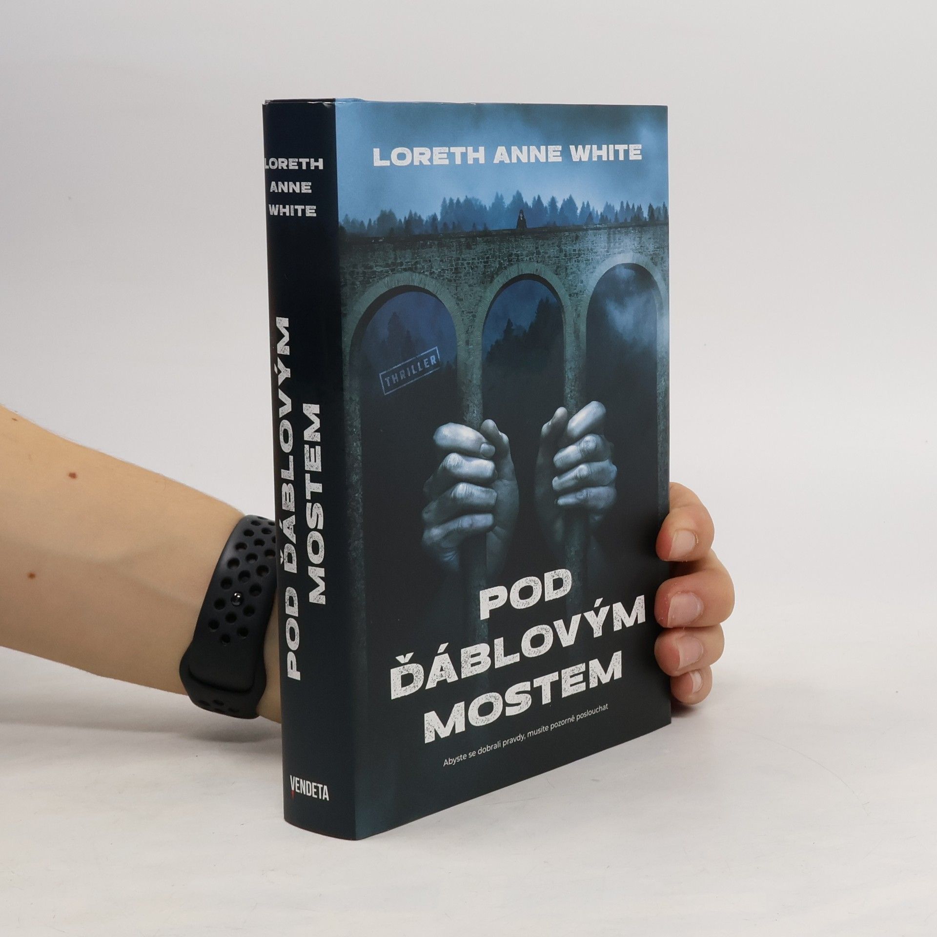 Loreth Anne White Pod ďáblovým mostem