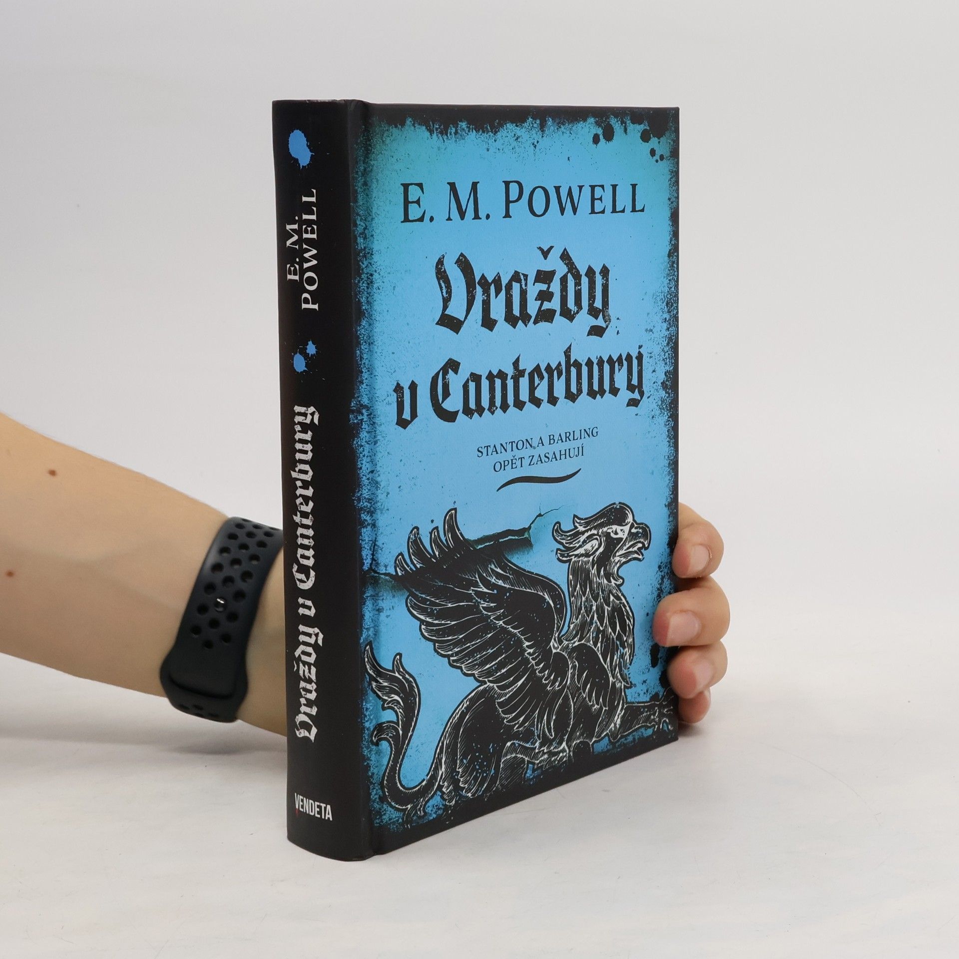 E. M. Powell Vraždy v Canterbury