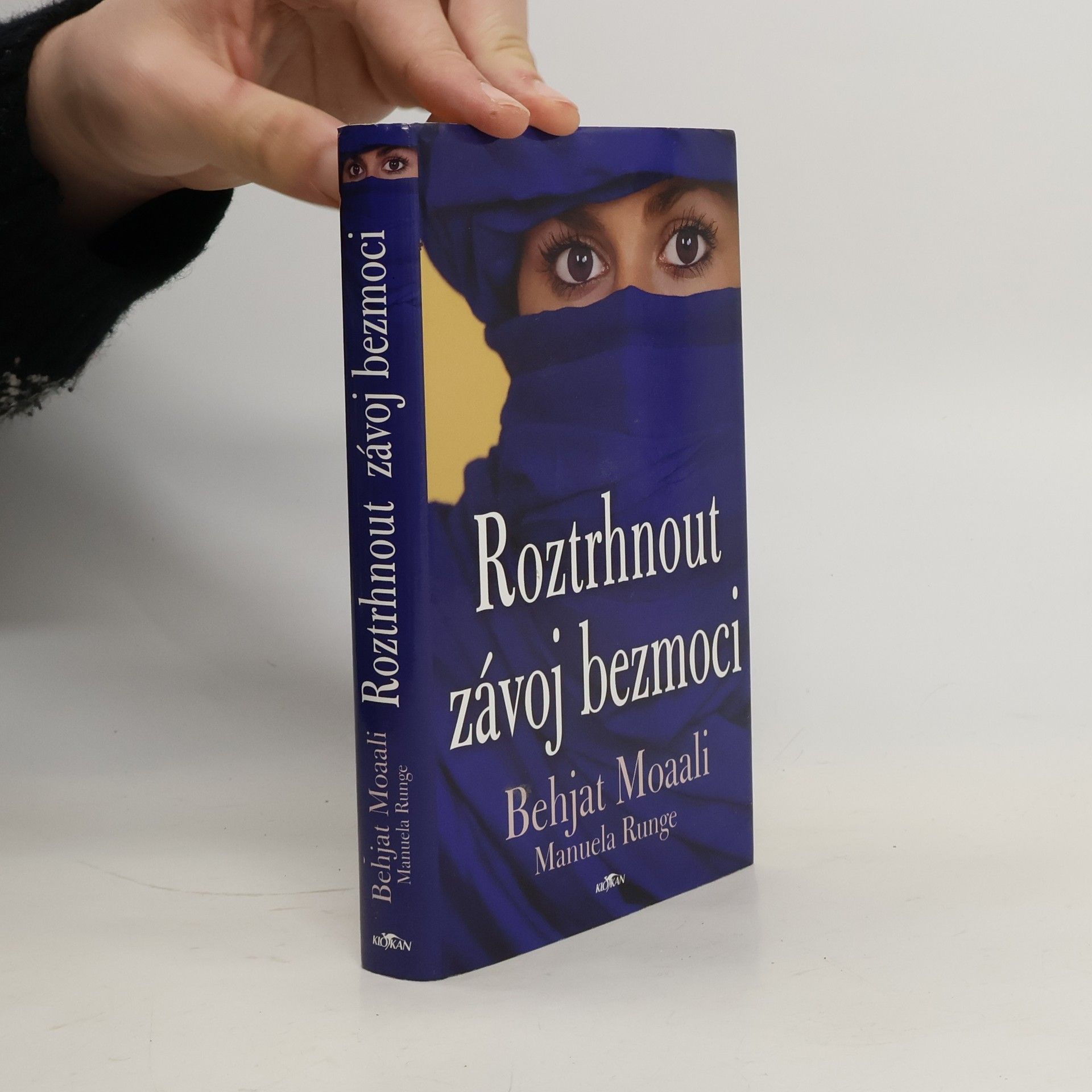 Roztrhnout závoj bezmoci