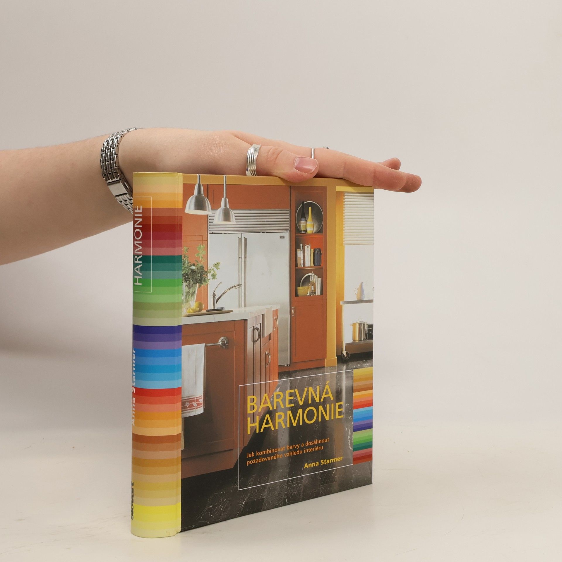 Anna Starmer Barevná harmonie : jak kombinovat barvy a dosáhnout požadovaného vzhledu interiéru