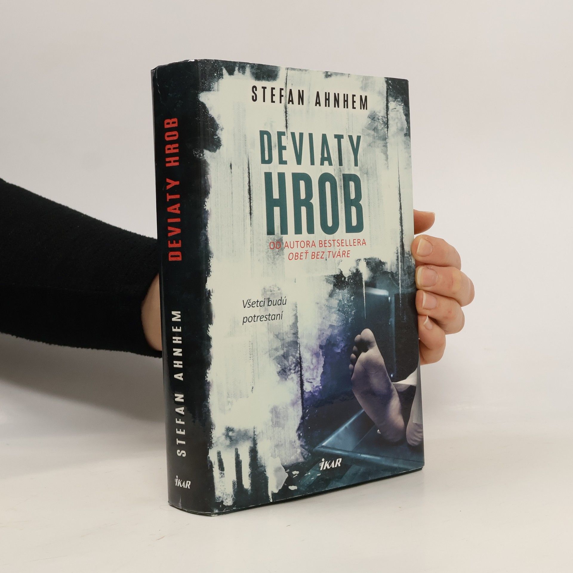 Stefan Ahnhem Deviaty hrob