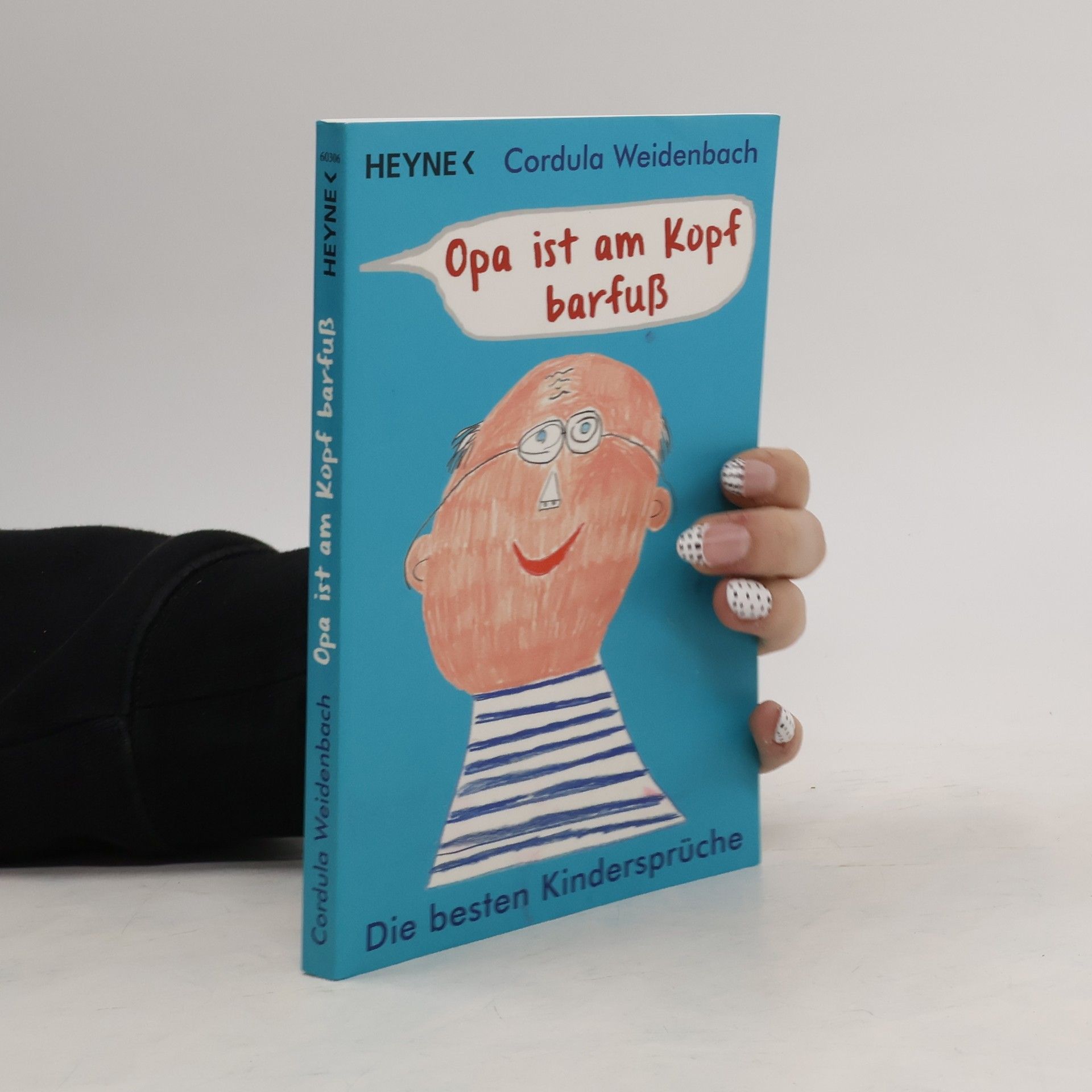 Opa ist am Kopf barfuß