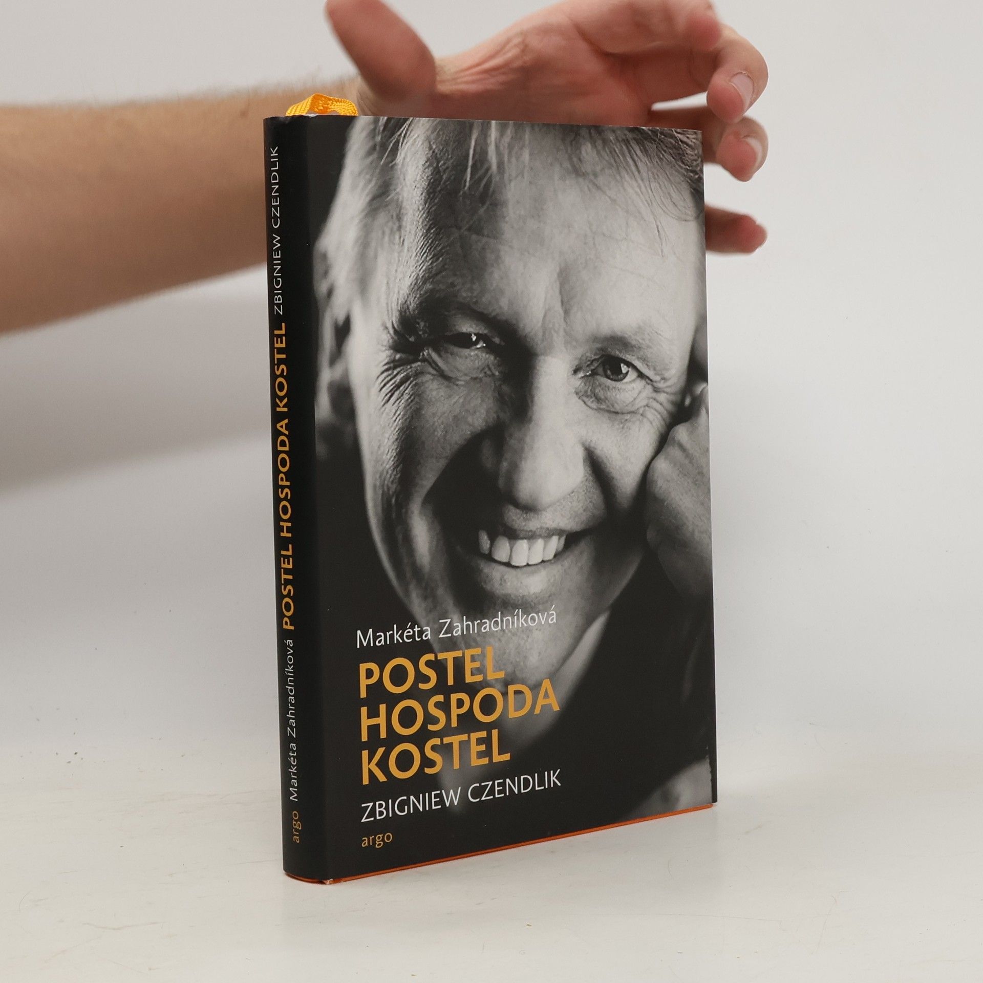 Postel, hospoda, kostel