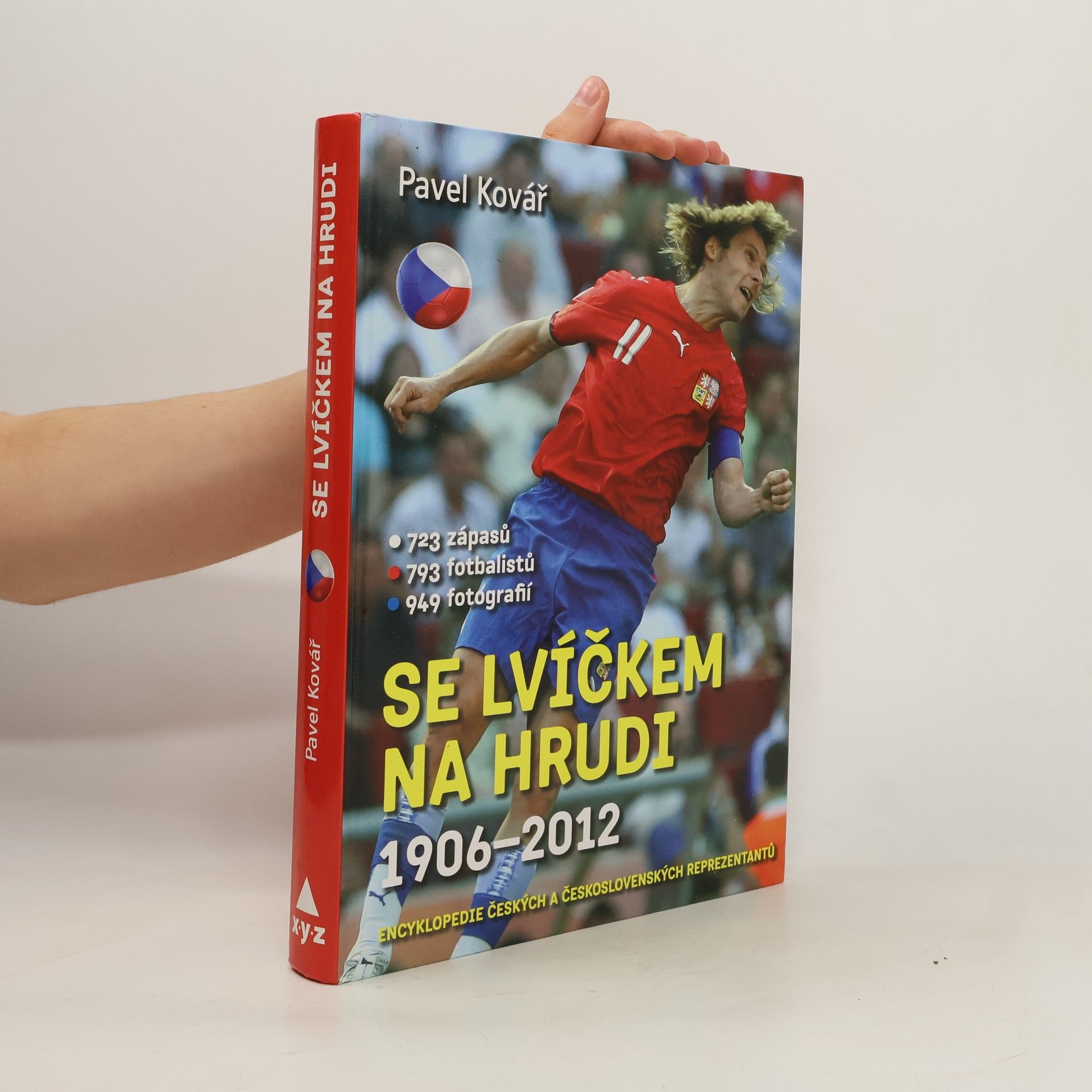 Pavel Kovář Se lvíčkem na hrudi