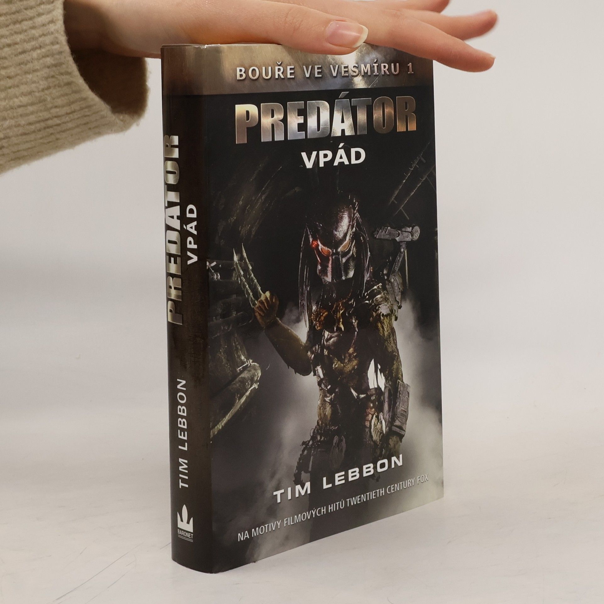 Tim Lebbon Bouře ve vesmíru. 1, Predátor - Vpád