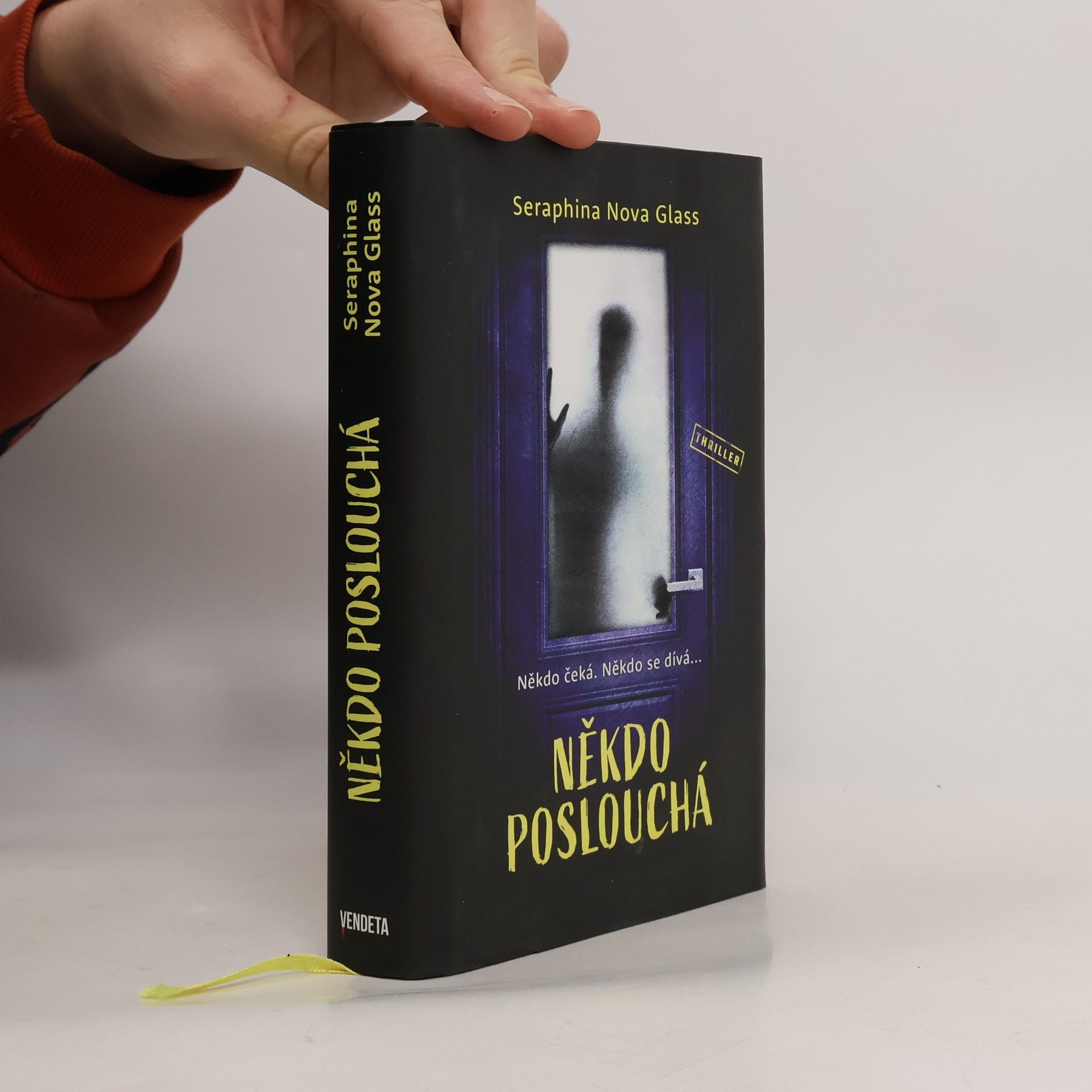 Seraphina Nova Glass Někdo poslouchá