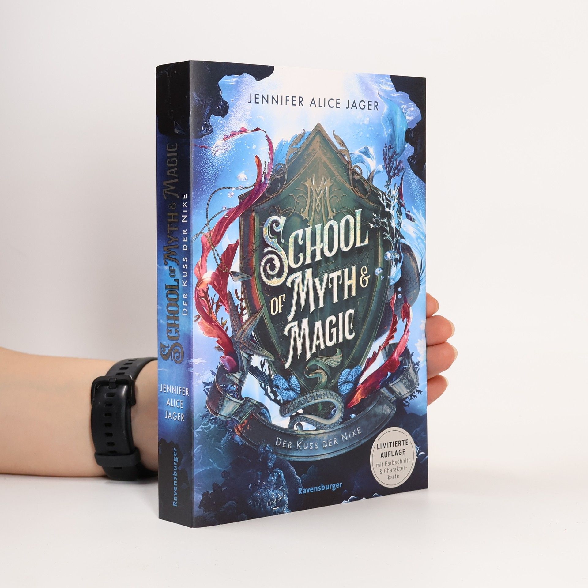 Jennifer Alice Jager School of Myth & Magic, Band 1: Der Kuss der Nixe (Limitierte Auflage mit Farbschnitt und Charakterkarte)