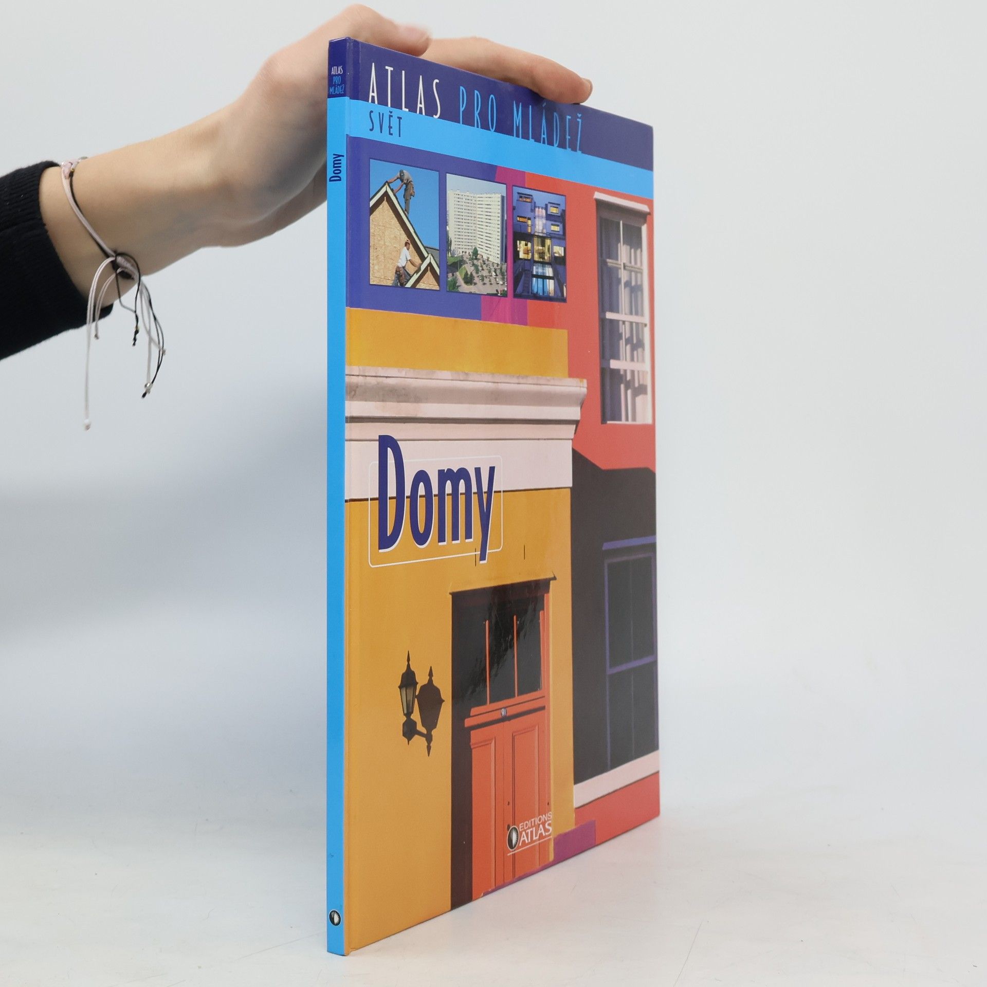 AA.VV. Domy