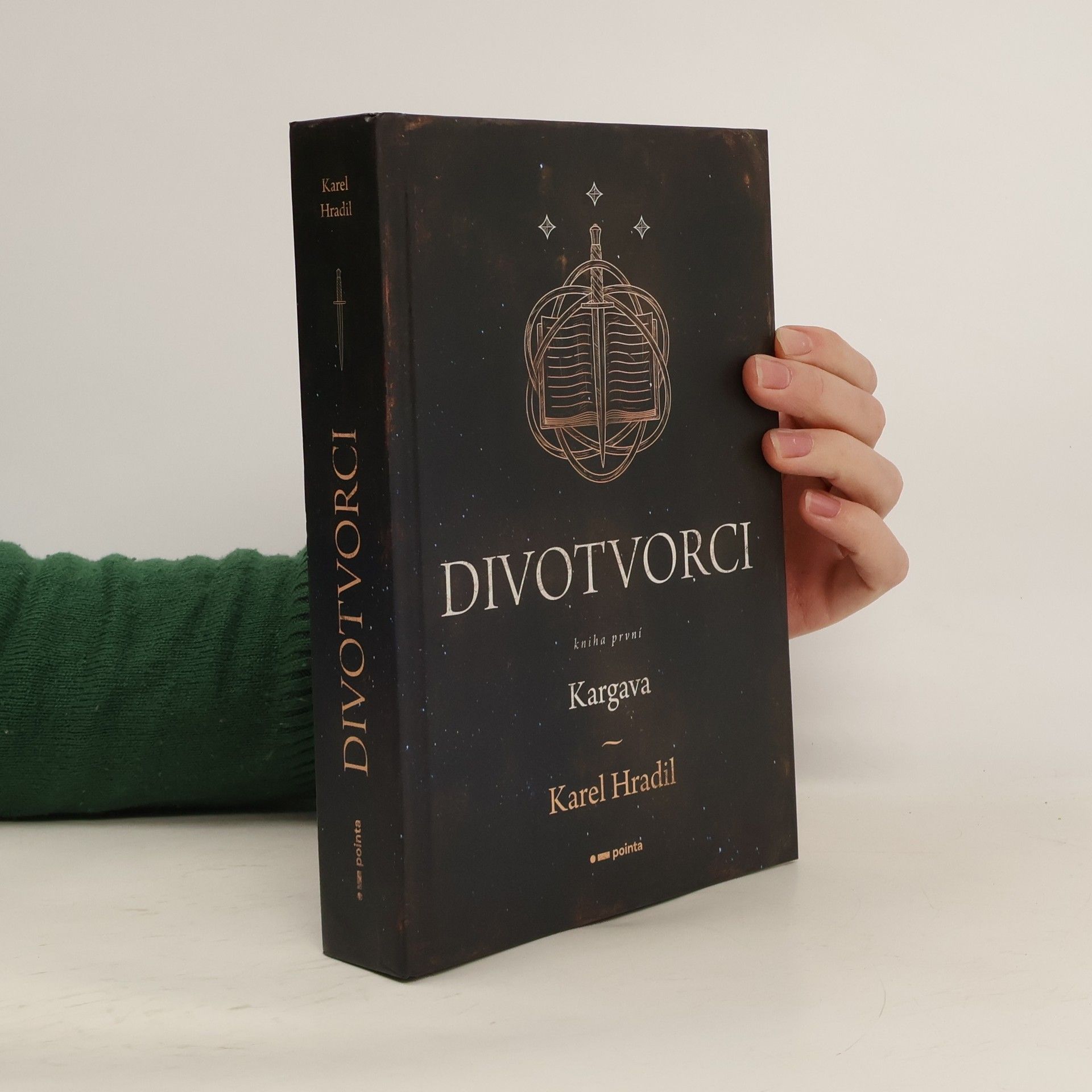 Karel Hradil Divotvorci. Kniha první, Kargava